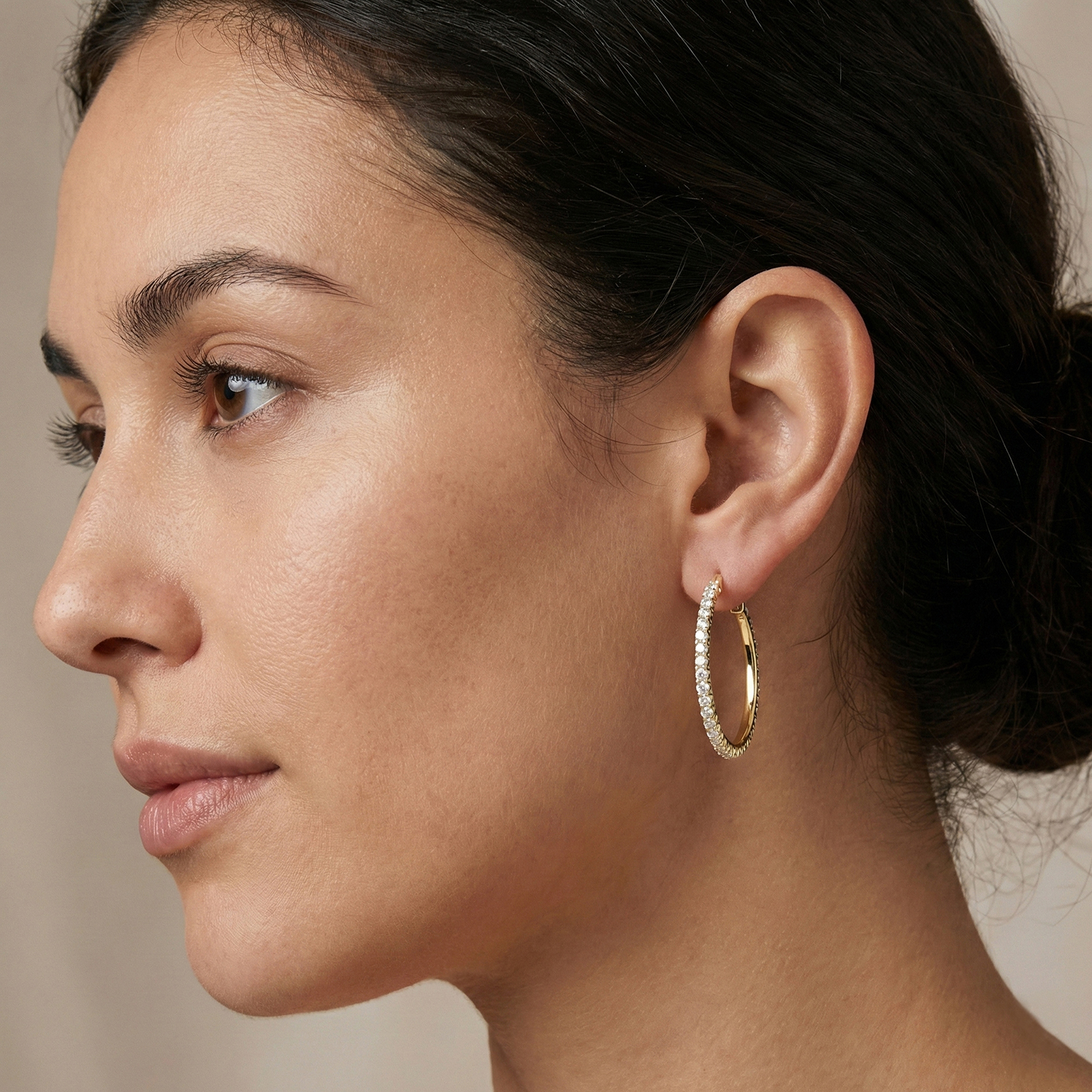 עגילי זהב 14K חישוק משובץ זירקונים.