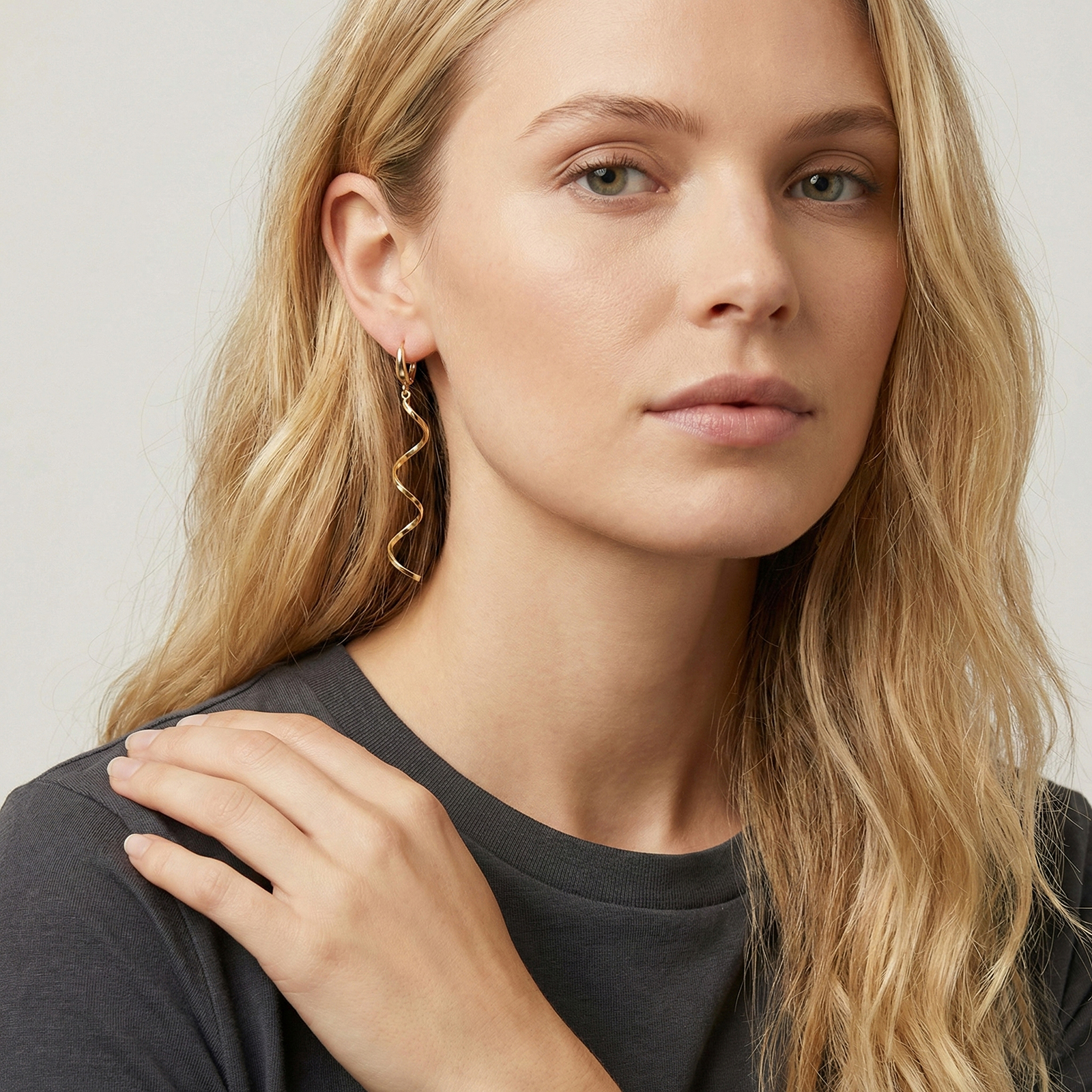 עגילי זהב 14K מסולסלים.