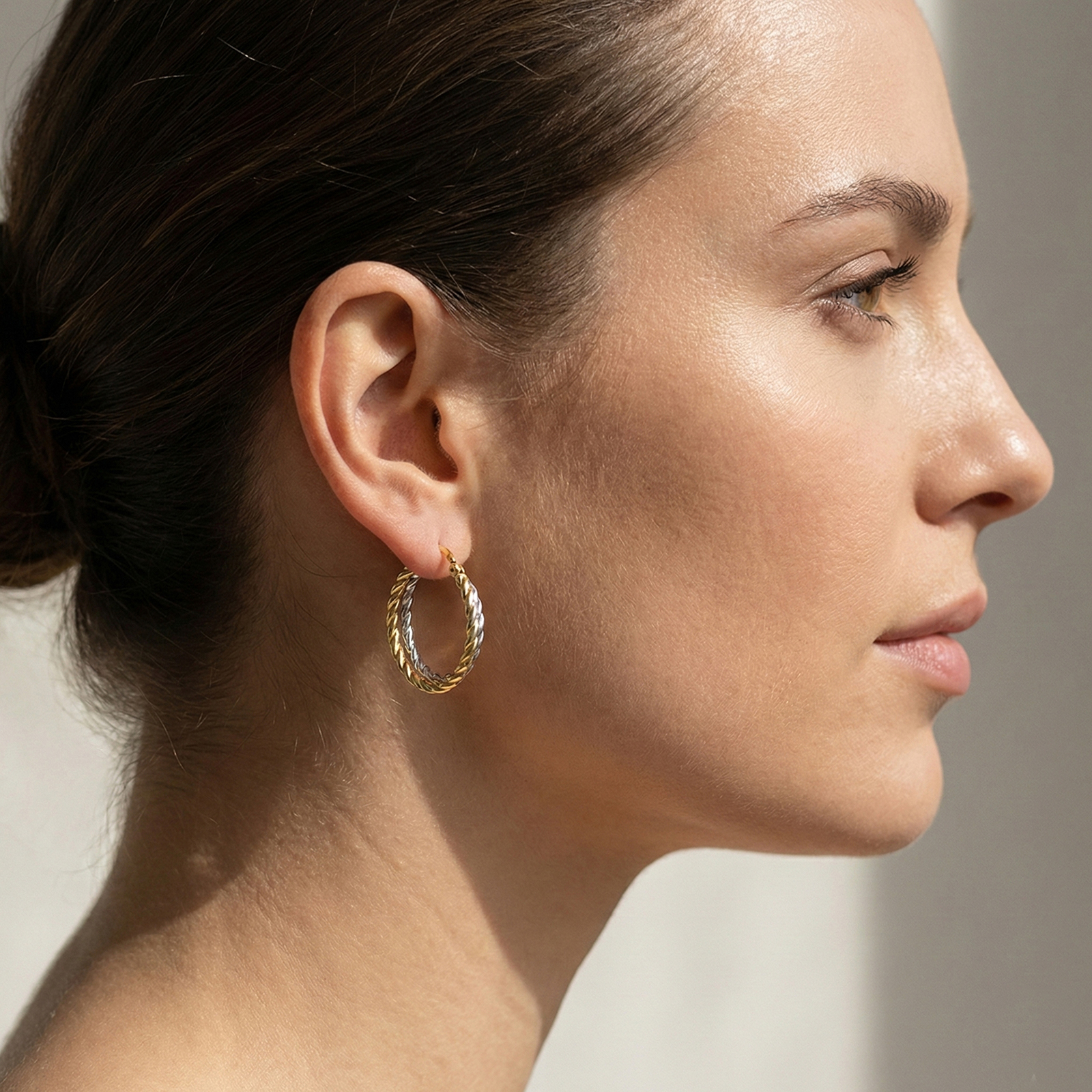 עגילי זהב 14K חישוק כפול מסולסל בשני גווינם.