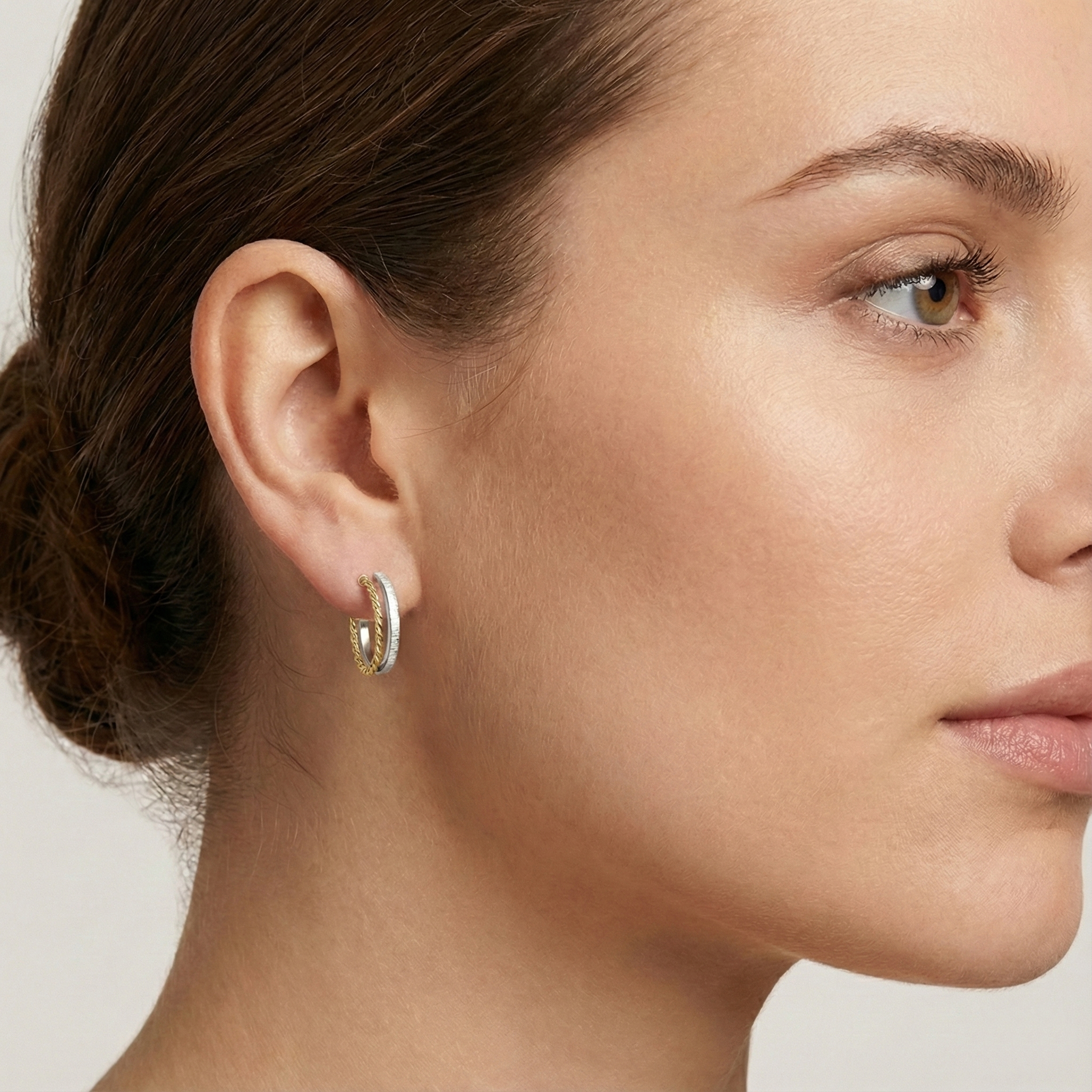 עגילי חישוק זהב 14K בשני גוונים בטקסטורה ייחודית