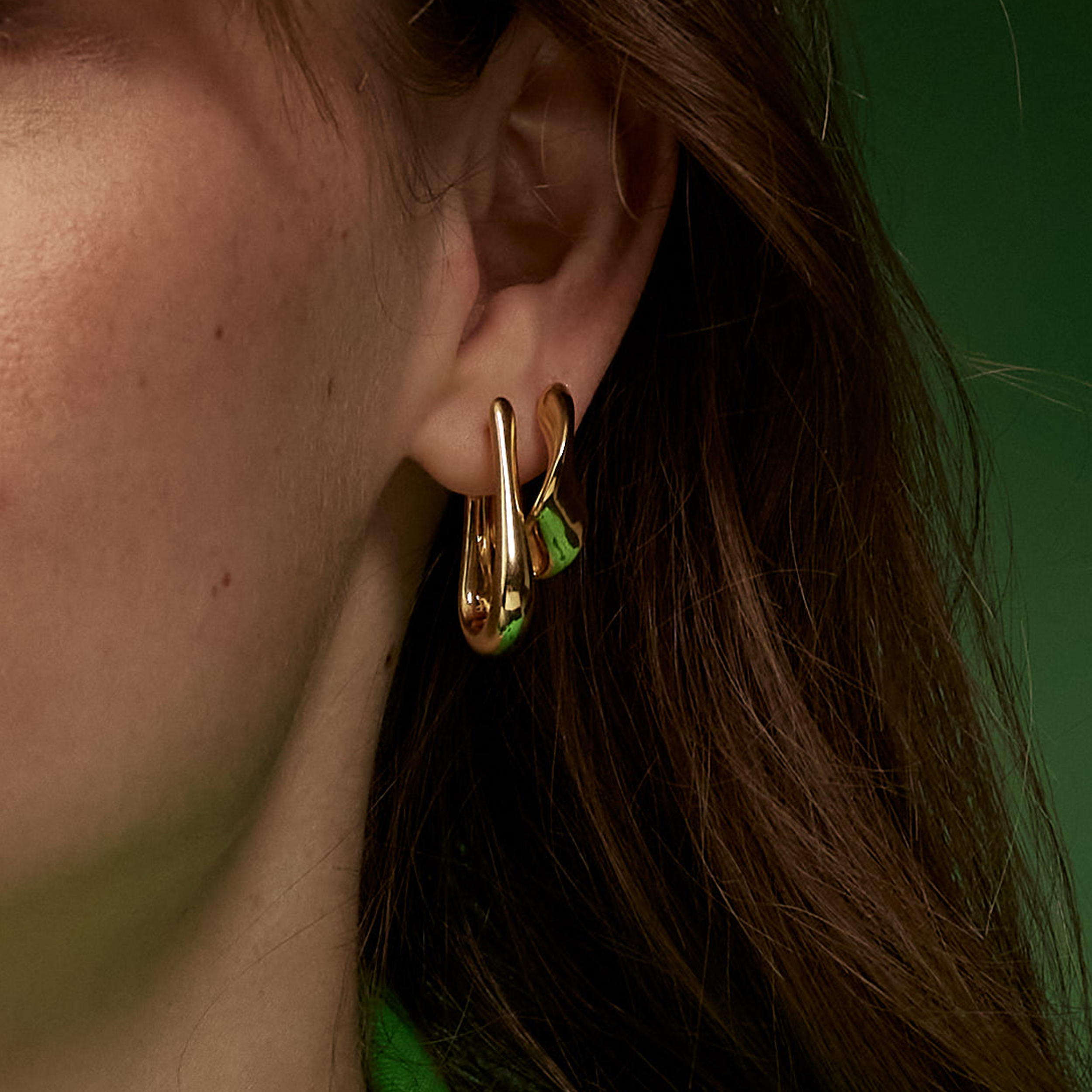 עגילי חישוק מודרניים בזהב 14K  נועזים, זורמים ולא שגרתיים