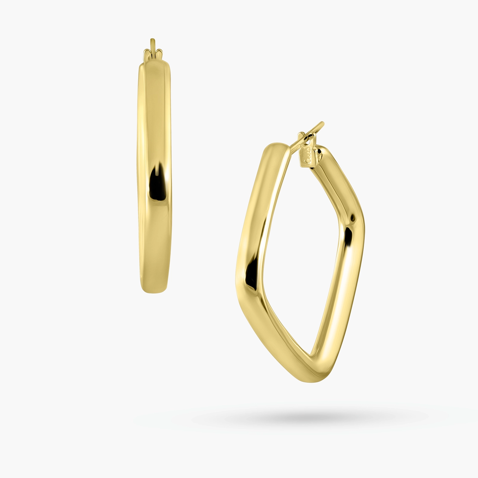 עגילי זהב מרובעים בעיצוב מודרני