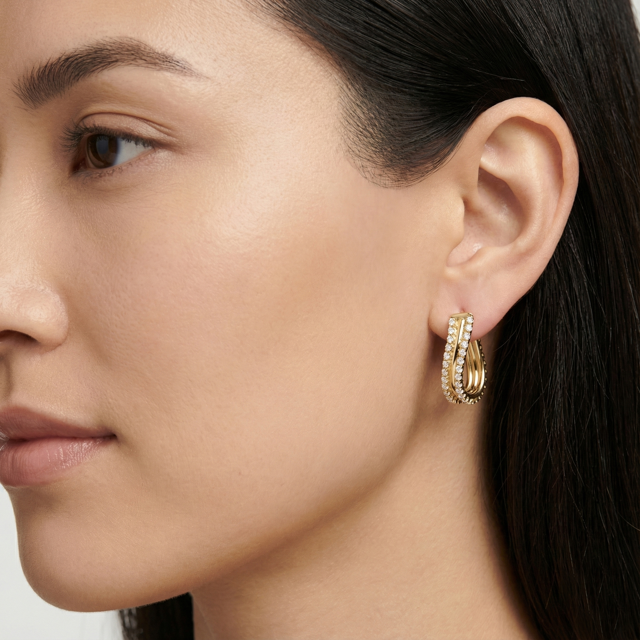 עגילי זהב 14K משובצים זירקונים בעיצוב חישוק עשיר