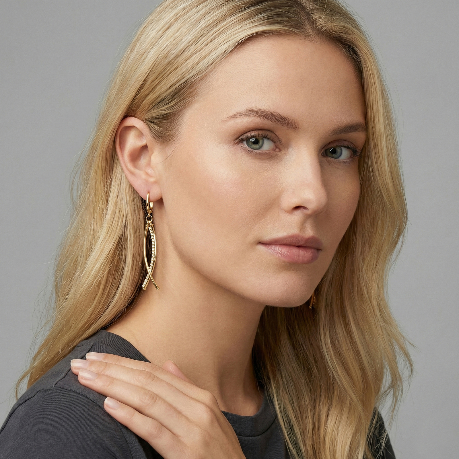 עגילי זהב 14K בעיצוב תלוי משובץ זרקונים