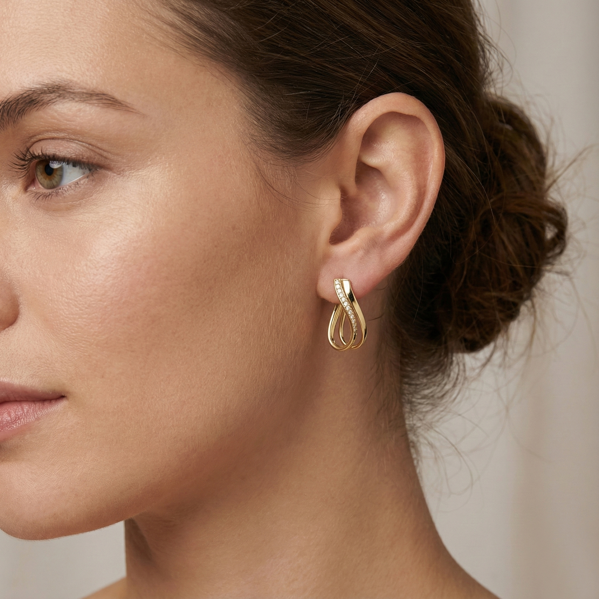 עגילי זהב 14K כפולים בעיצוב מתעקל