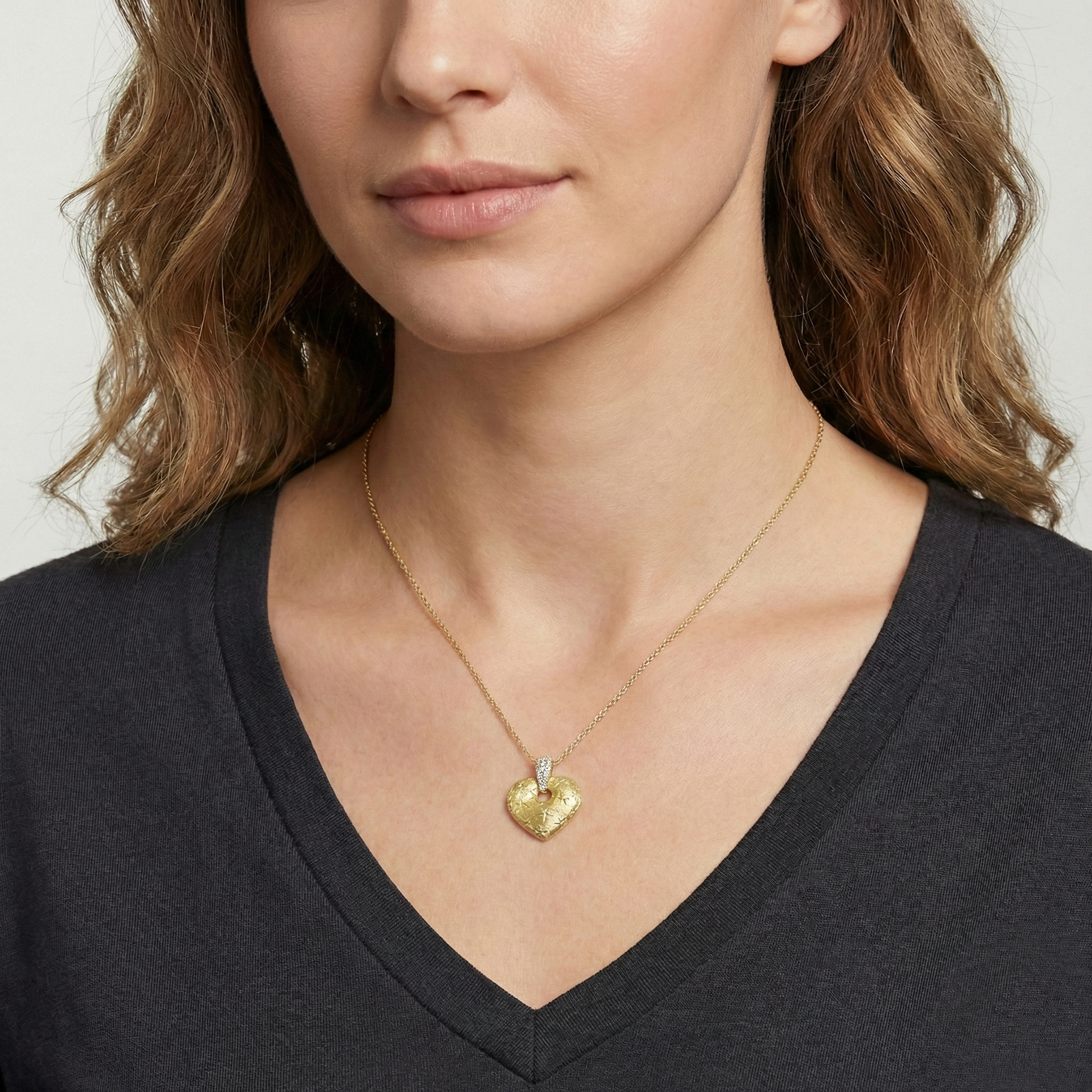 תליון זהב מט 14K בצורת לב עם לולאה משובצת זירקונים