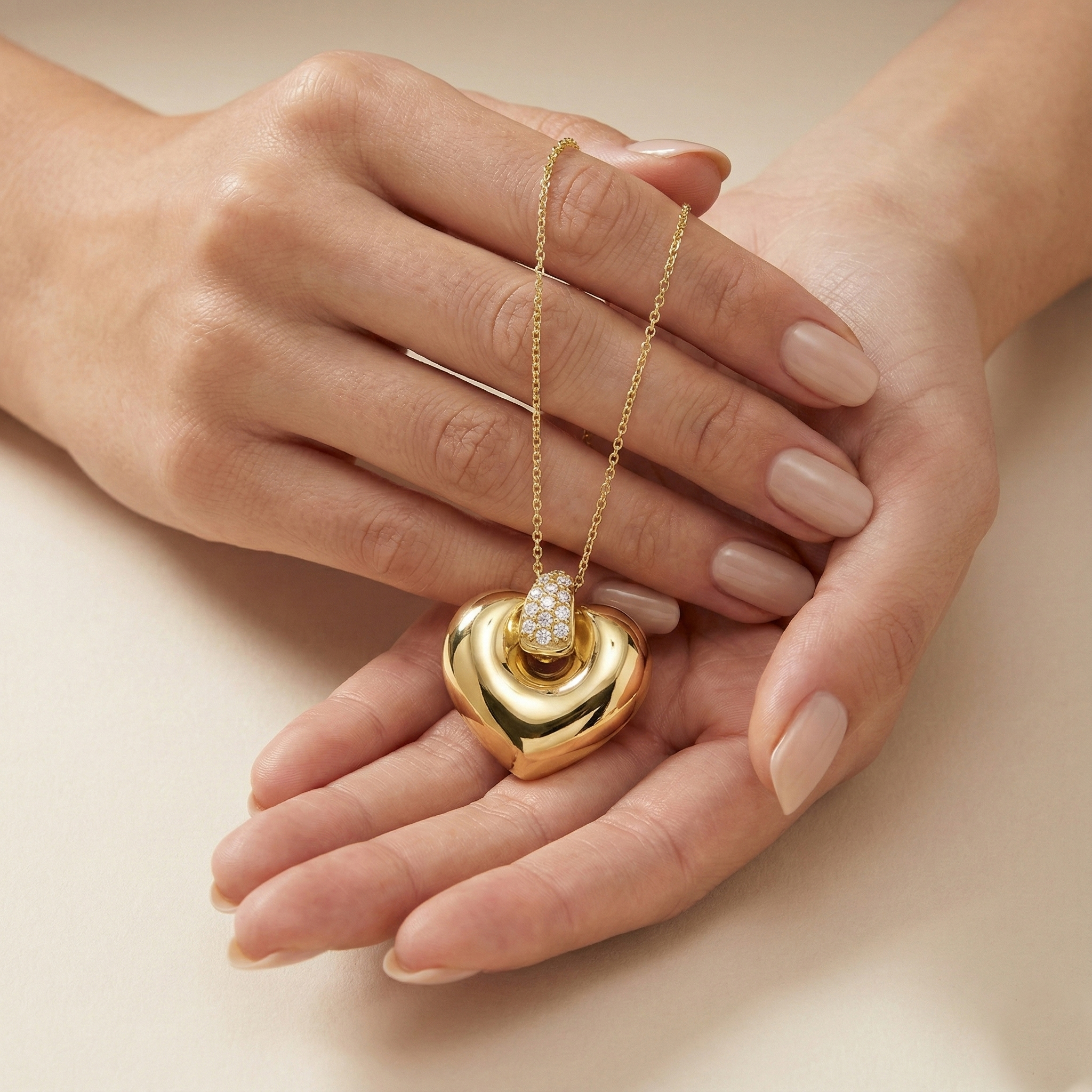 תליון לב זהב מבריק בשיבוץ זירקונים.