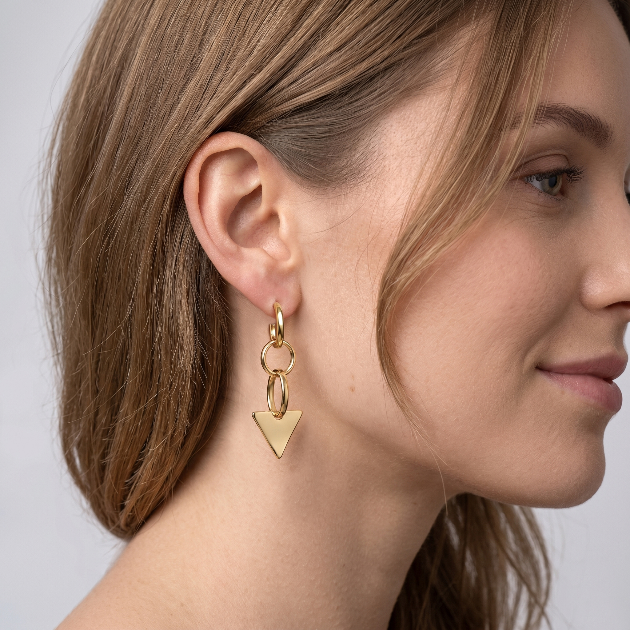 עגילי זהב 14K עם משולש וחוליות גיאומטריות