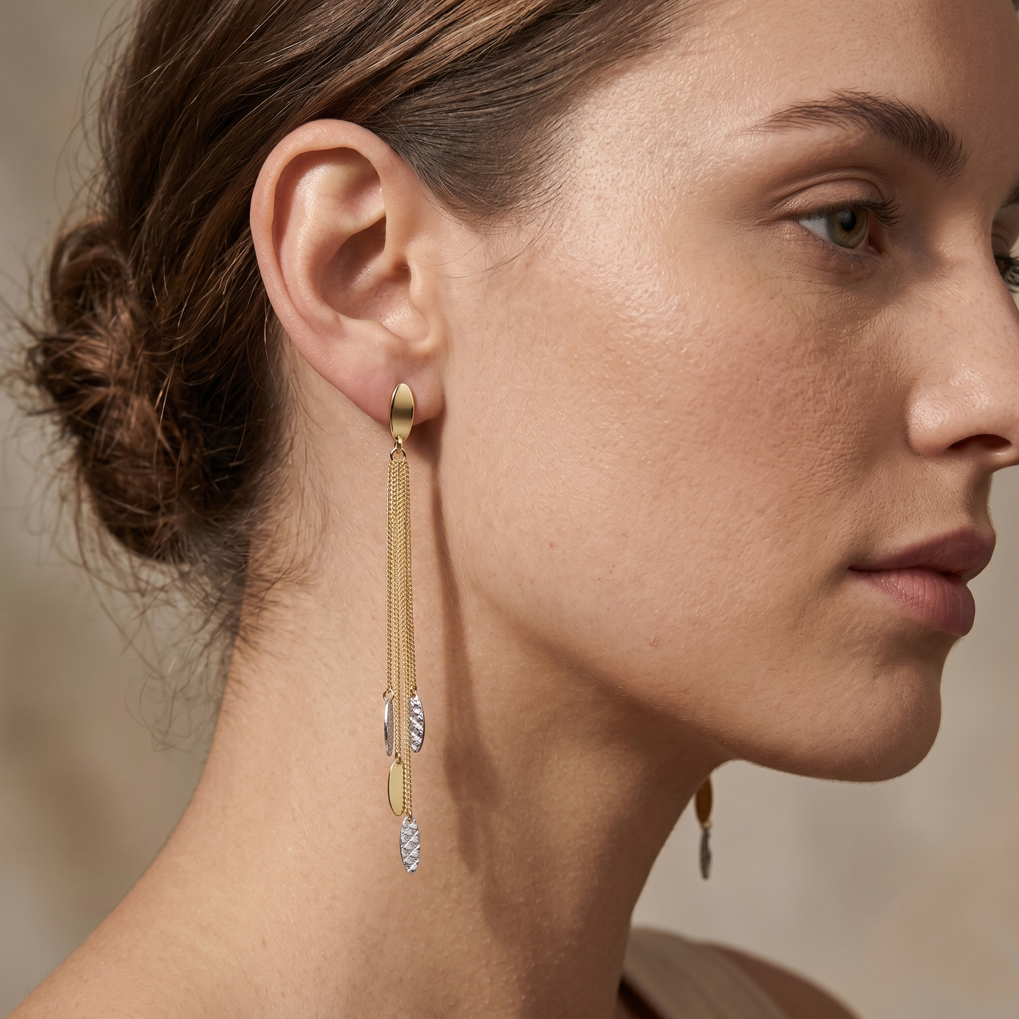 עגילי זהב 14K ארוכים עם אלמנטים מדורגים ודוגמה