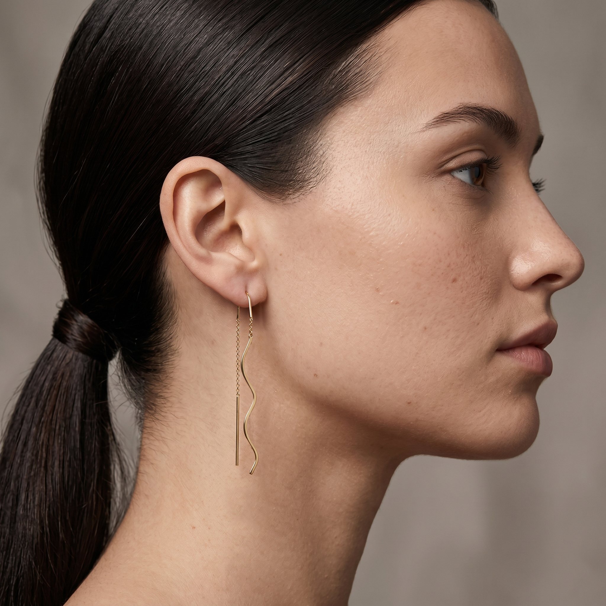 עגילי זהב 14K בעיצוב קו גלי תלוי