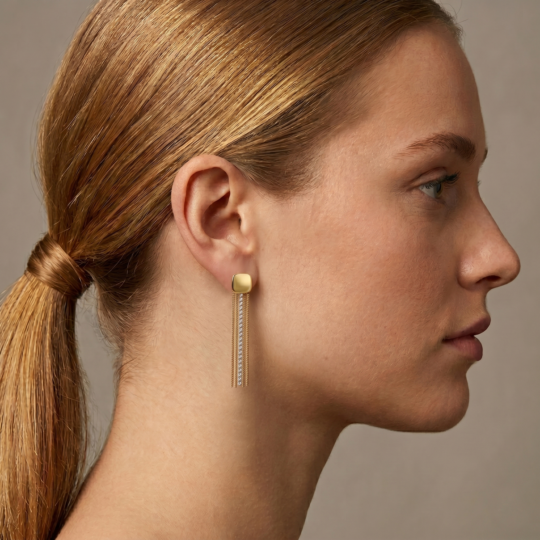 עגילי זהב 14K בעיצוב ריבוע עם שרשראות ושיבוץ זרקונים