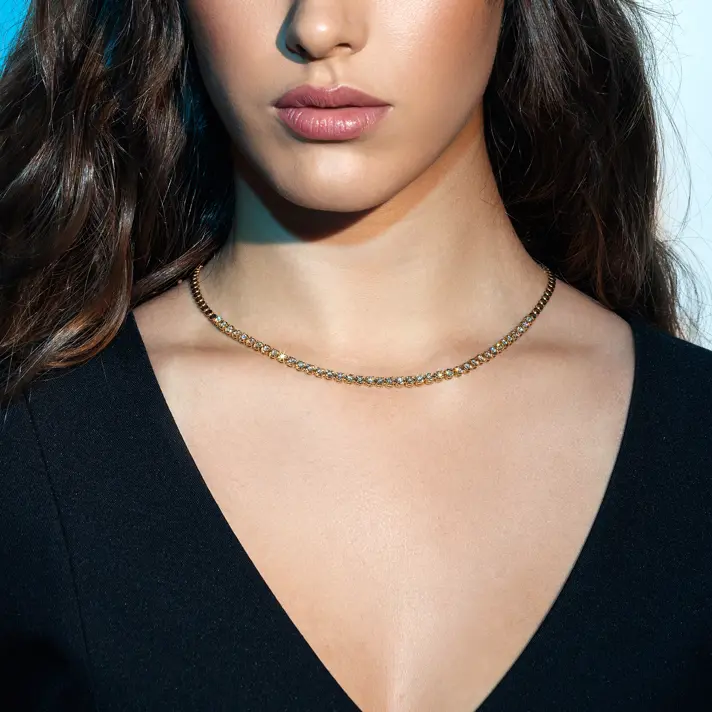 שרשרת זהב משובצת יהלומים בסגנון חצי טניס