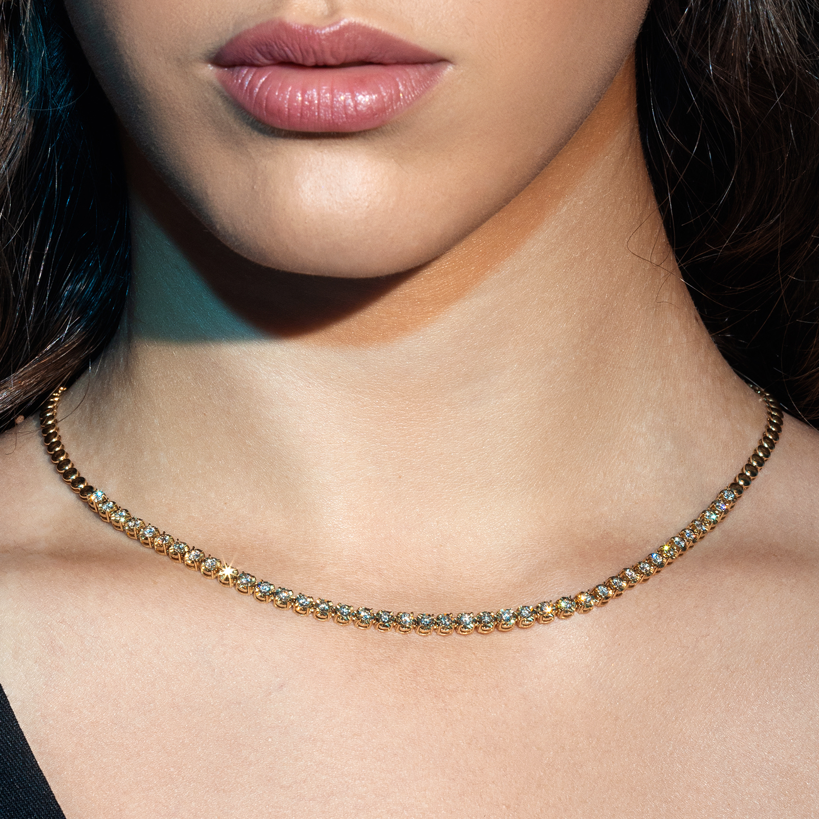 שרשרת זהב משובצת יהלומים בסגנון חצי טניס