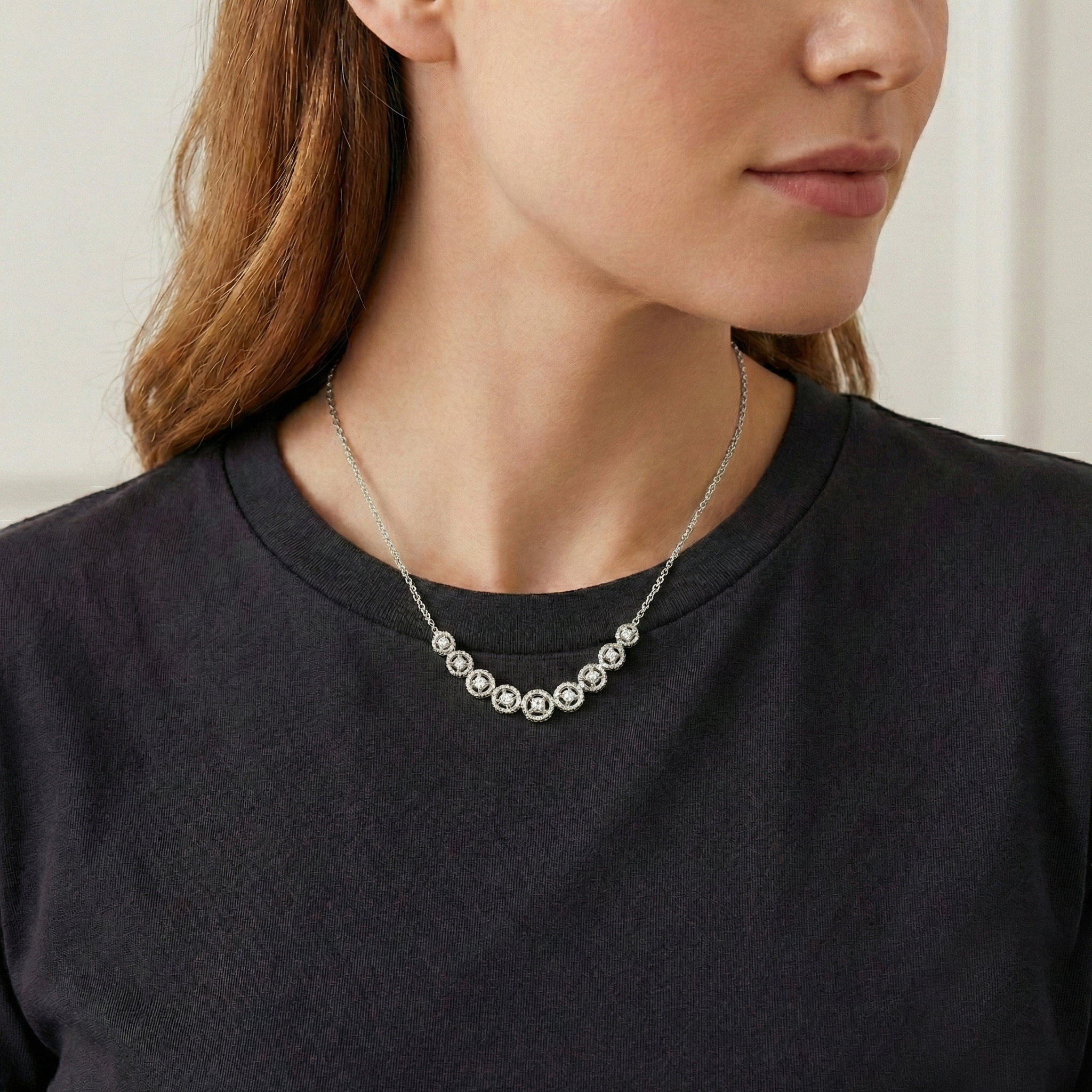 שרשרת זהב לבן 14K משובצת יהלומים בעיצוב מדורג