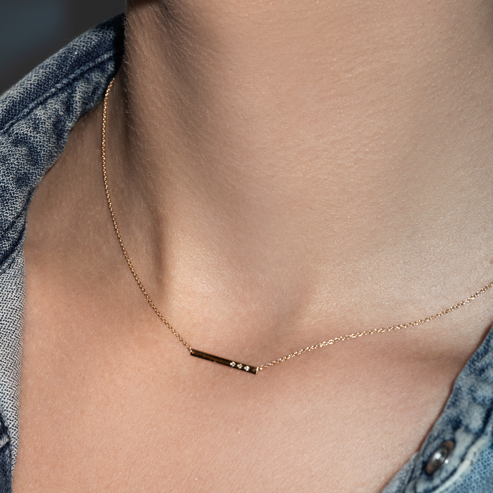 שרשרת זהב עם תליון פס משובץ יהלומים