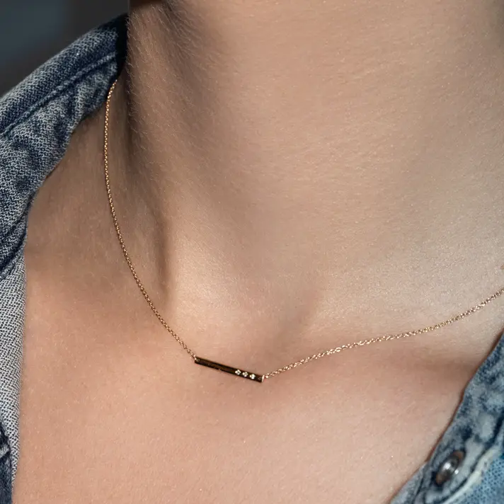 שרשרת זהב עם תליון פס משובץ יהלומים