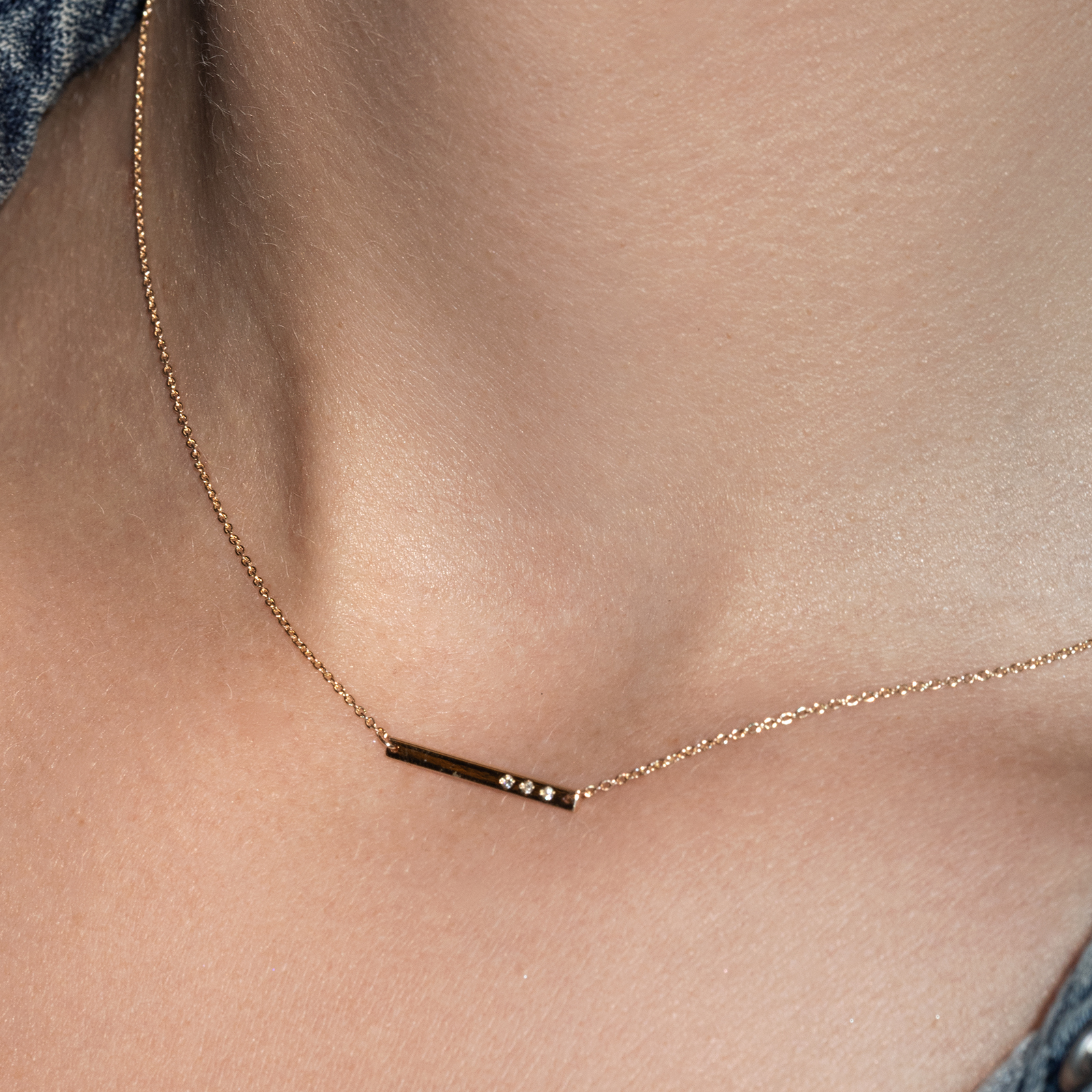 שרשרת זהב עם תליון פס משובץ יהלומים