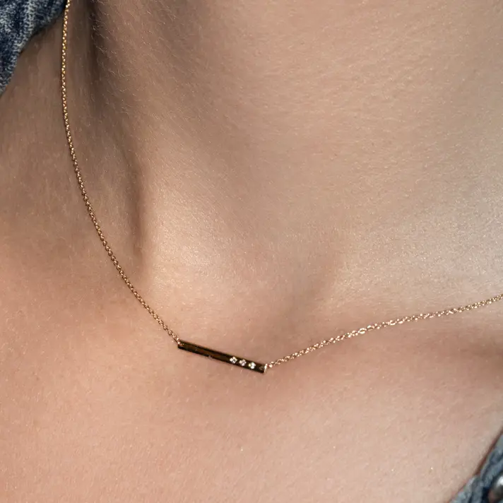 שרשרת זהב עם תליון פס משובץ יהלומים