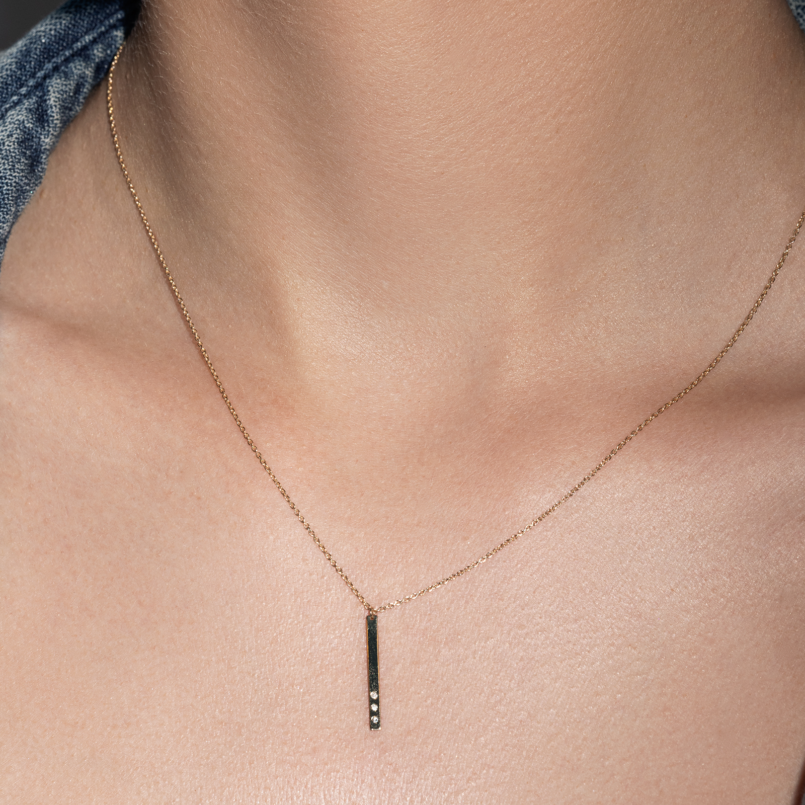 שרשרת זהב עם תליון פס משובץ יהלומים