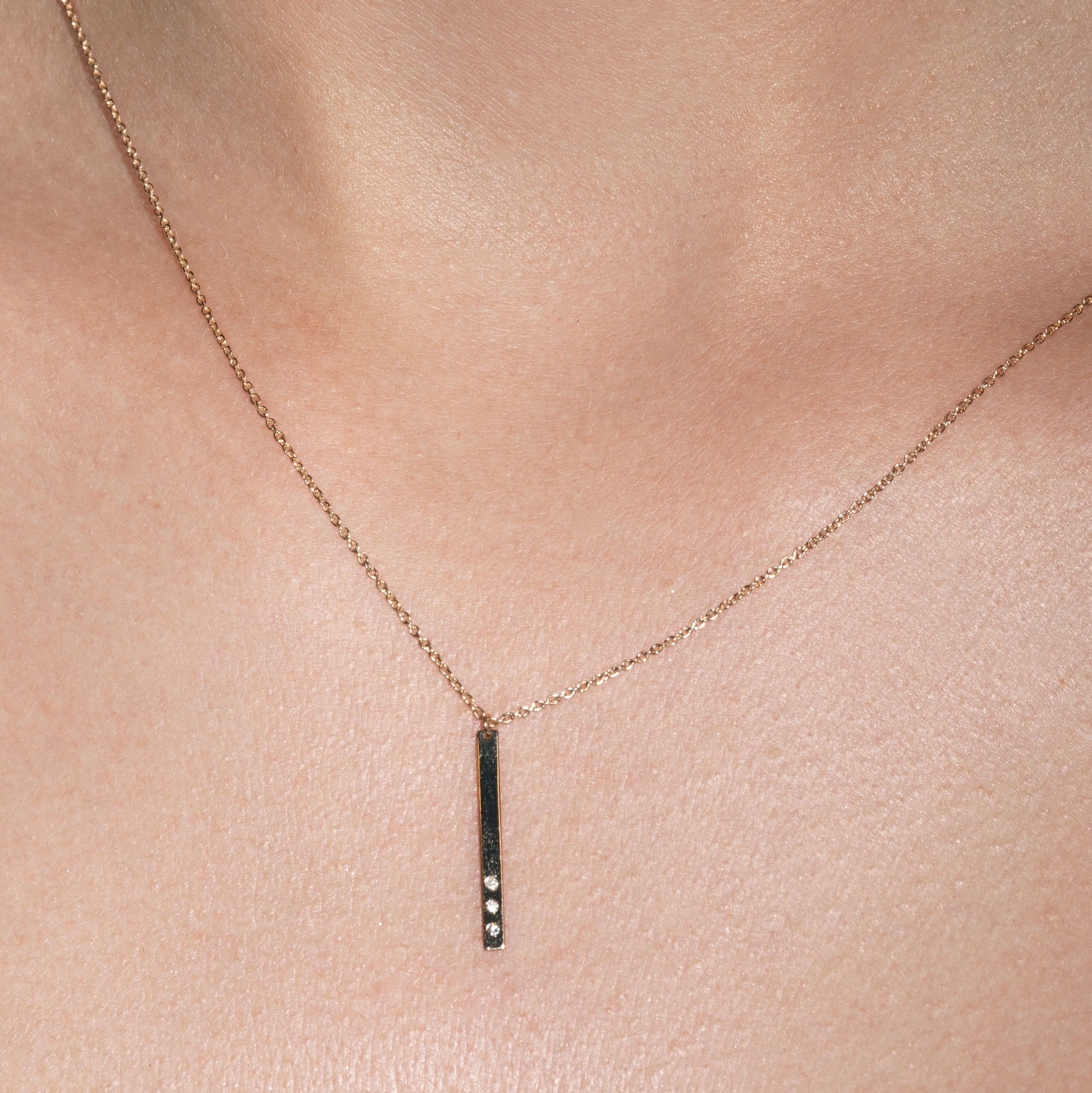 שרשרת זהב עם תליון פס משובץ יהלומים