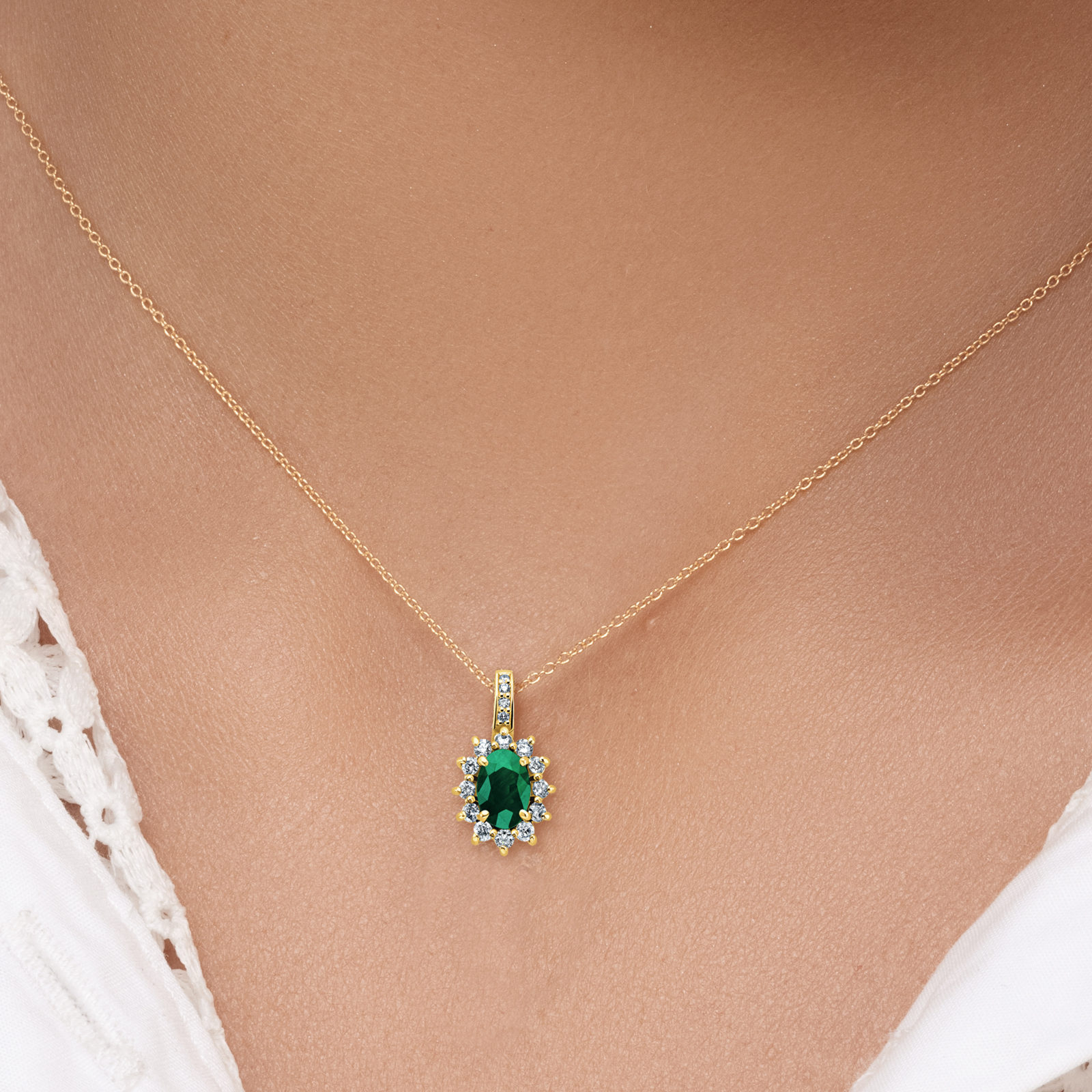 תליון יהלום משובץ יהלומים ואמרלד