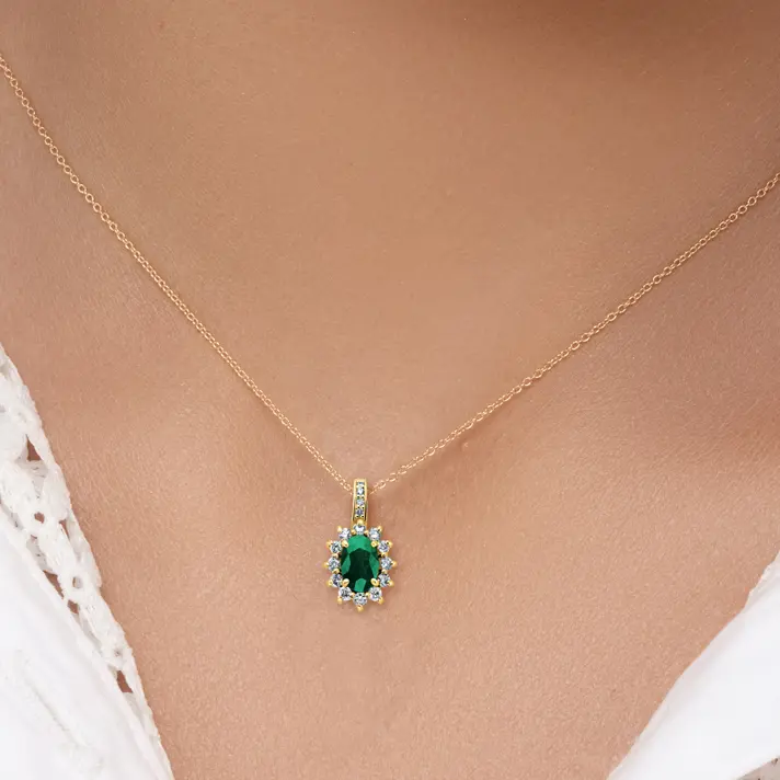 תליון יהלום משובץ יהלומים ואמרלד