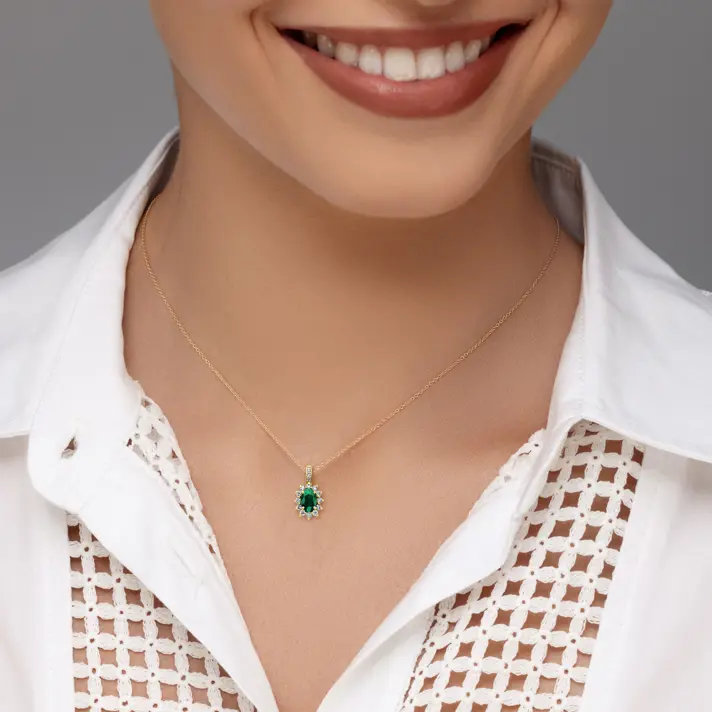 תליון יהלום משובץ יהלומים ואמרלד