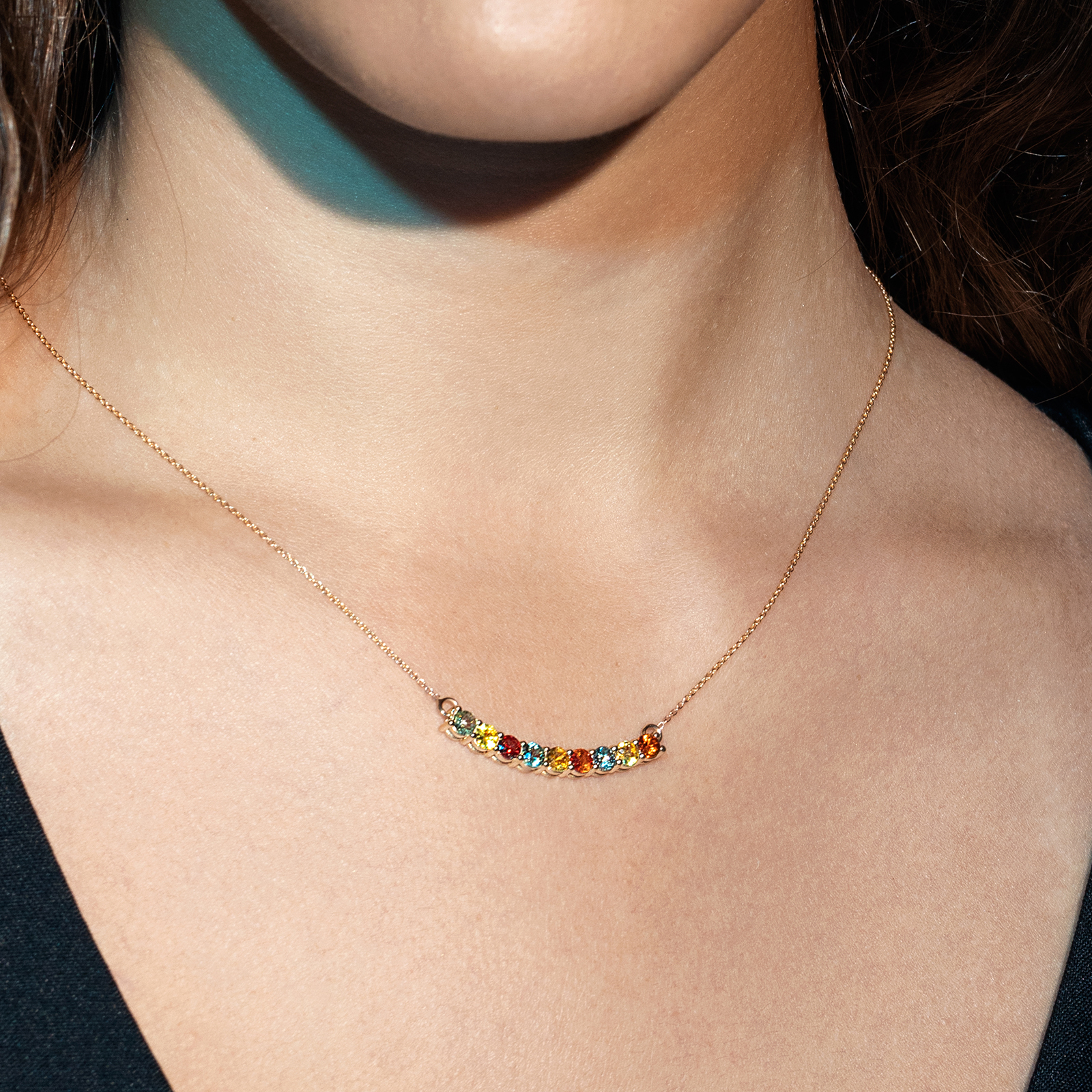 תליון זהב משובץ ספירים צבעוניים