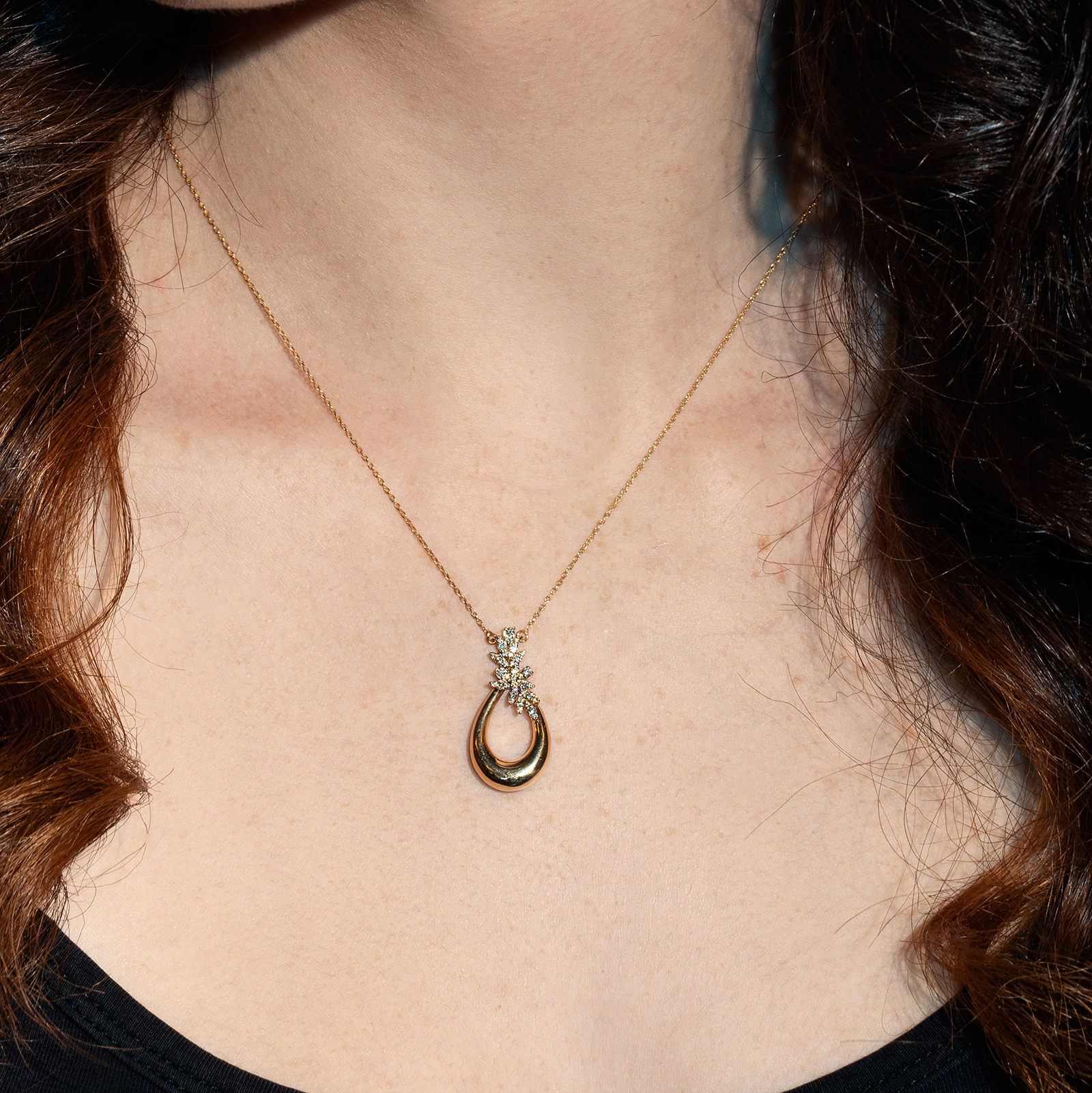 תליון יהלום בצורת טיפה עם עיטורי פרחים