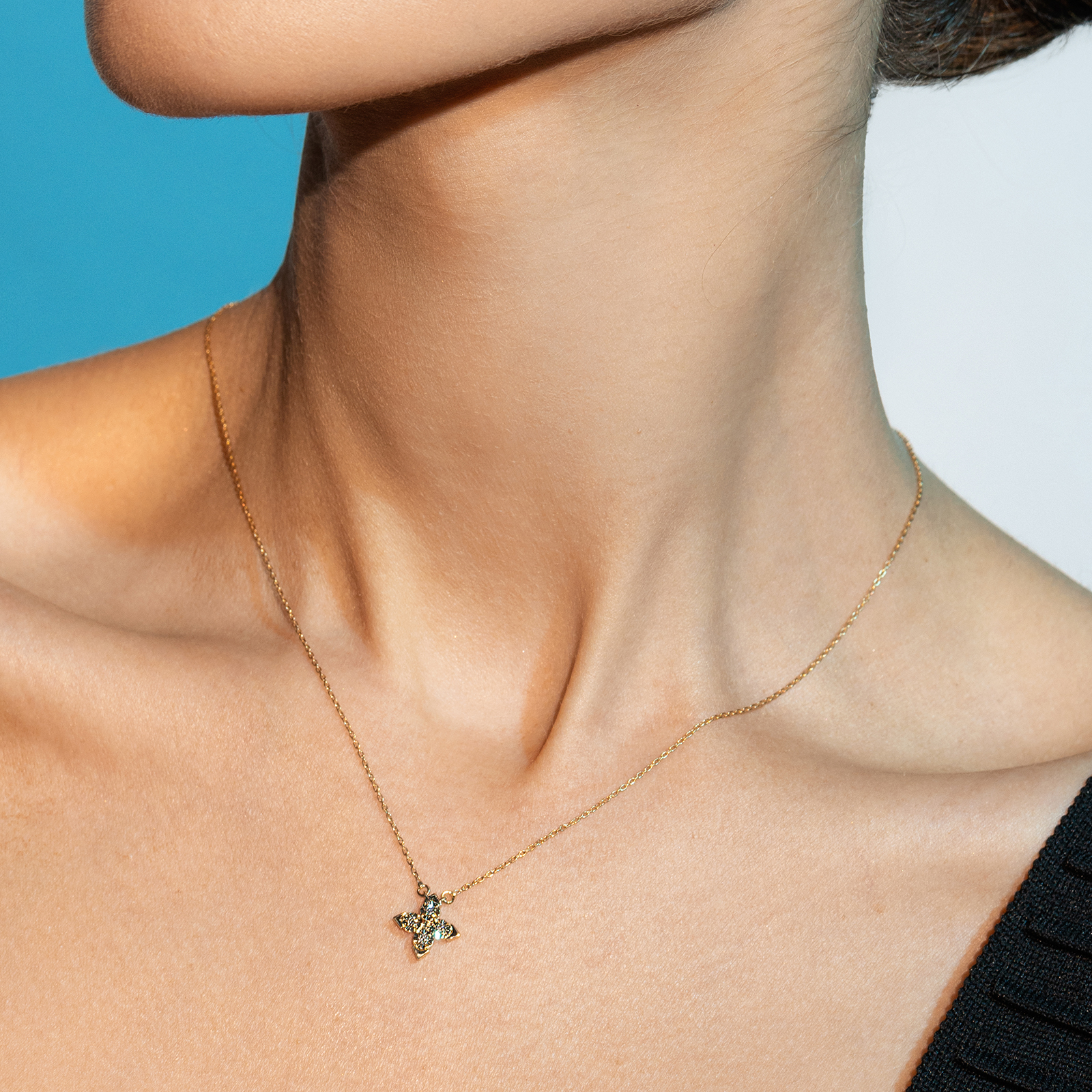 תליון זהב פרח משובץ יהלומים