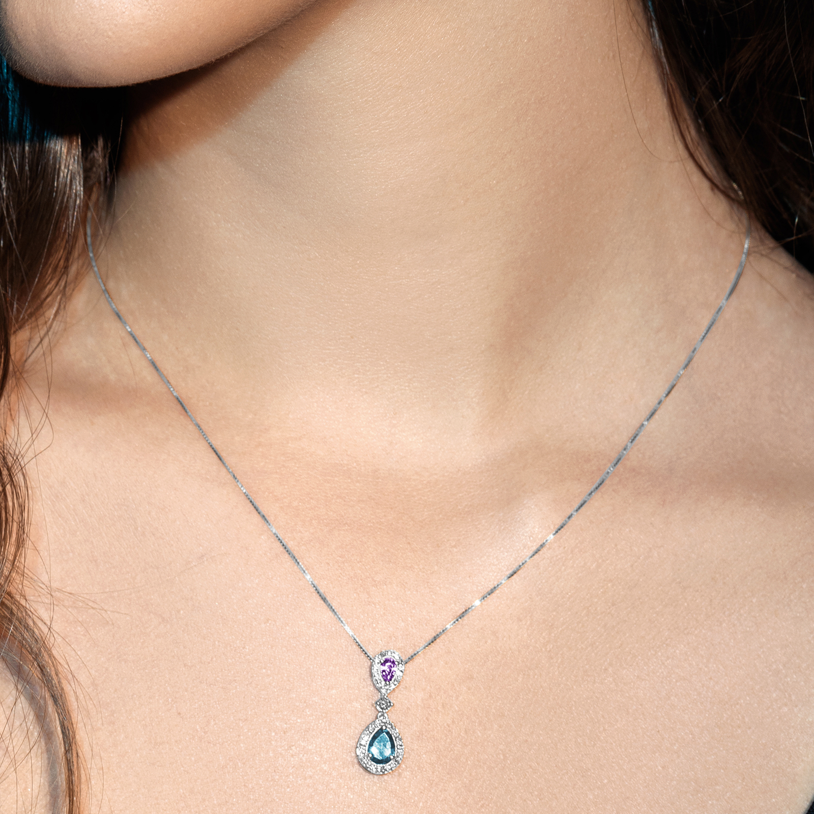 תליון זהב עם שתי טיפות בלו טופז וספיר אחת מעל השניה מוקפות יהלומים