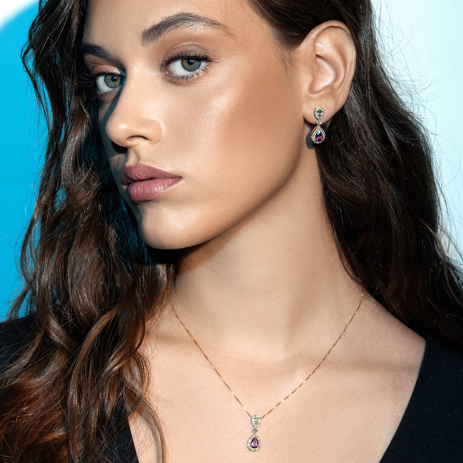 תליון זהב עם שתי טיפות טופז וספיר אחת מעל השניה מוקפות יהלומים