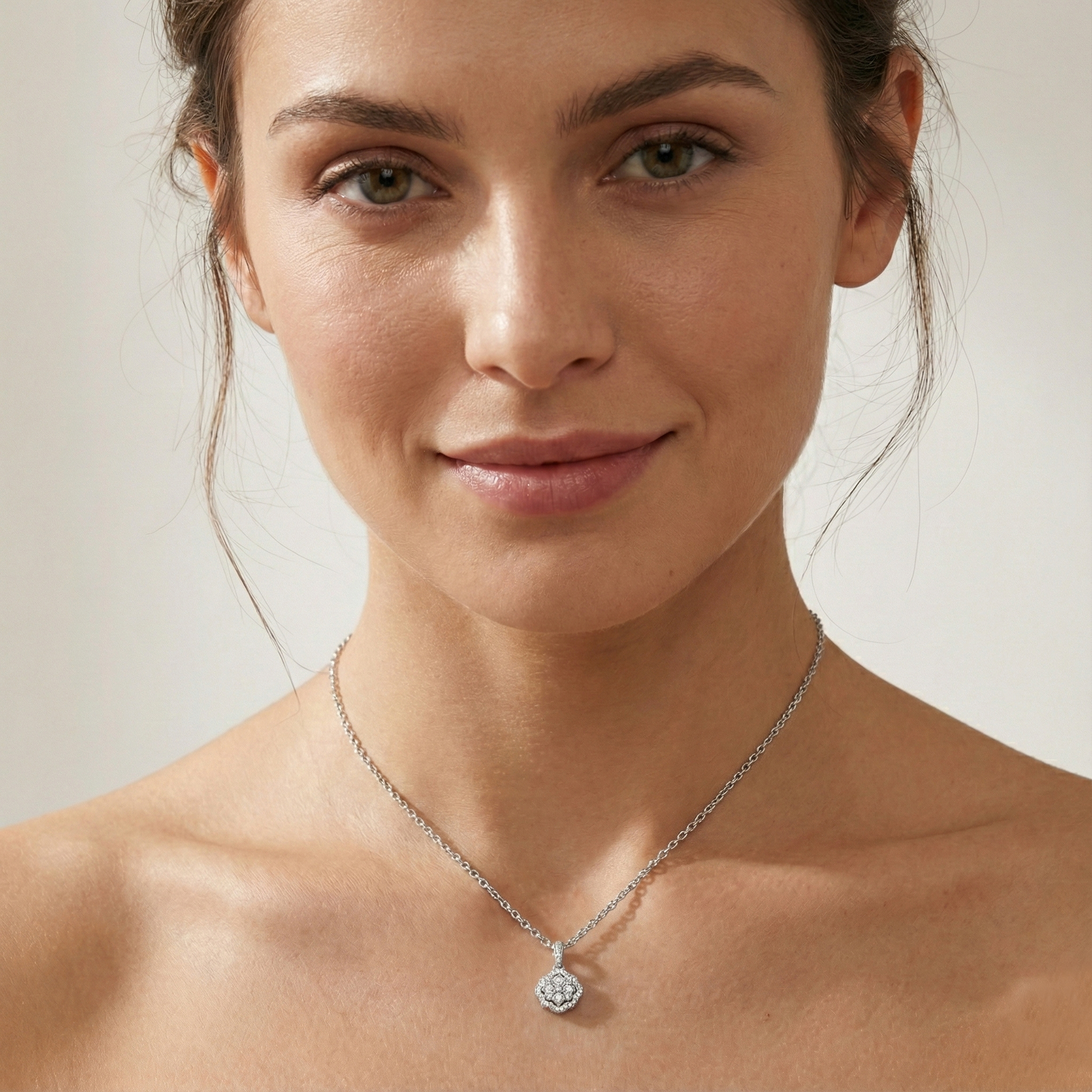 תליון פרח קלאסי מזהב לבן 14K עם יהלומים