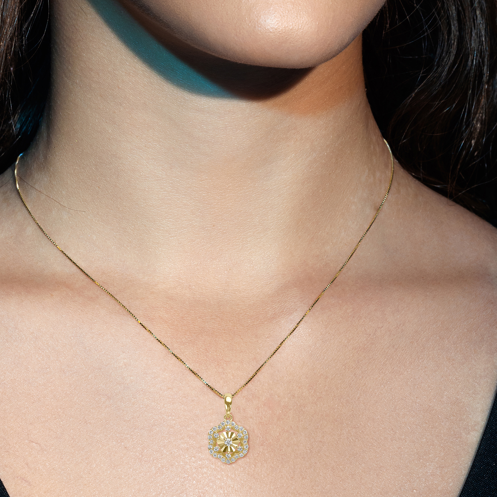 תליון פרח משובץ יהלומים