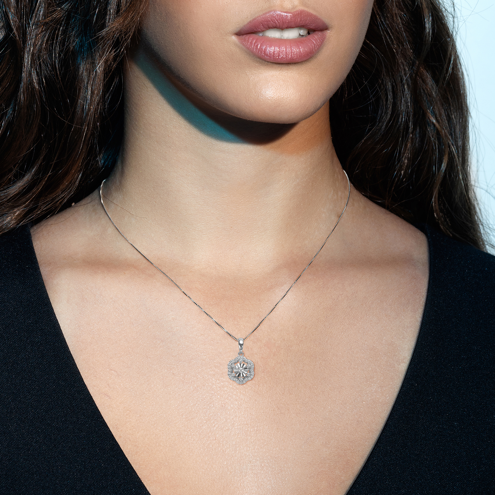 תליון פרח משובץ יהלומים