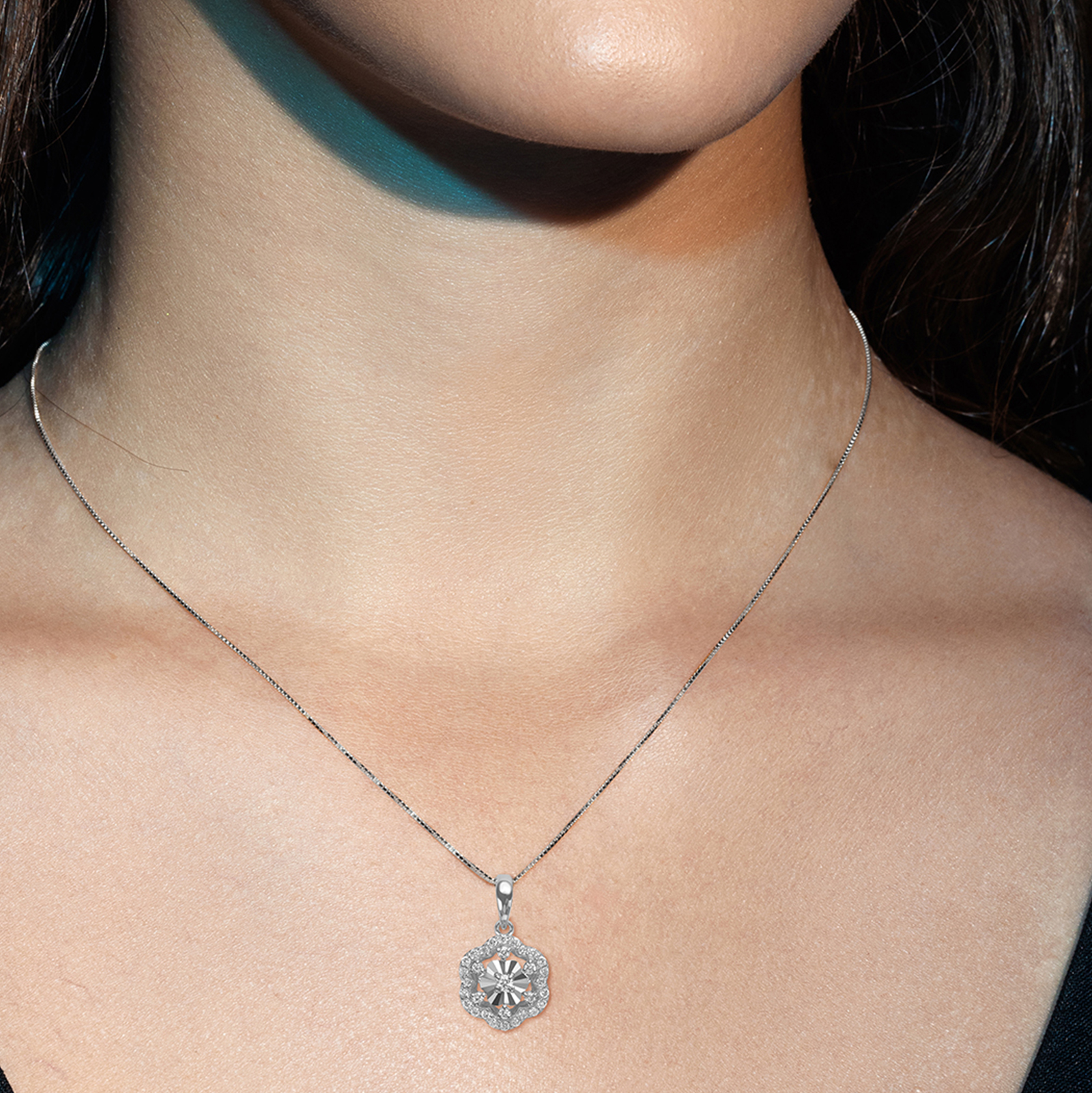 תליון פרח משובץ יהלומים