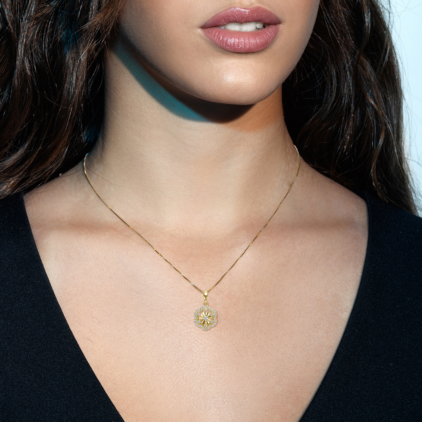 תליון פרח משובץ יהלומים