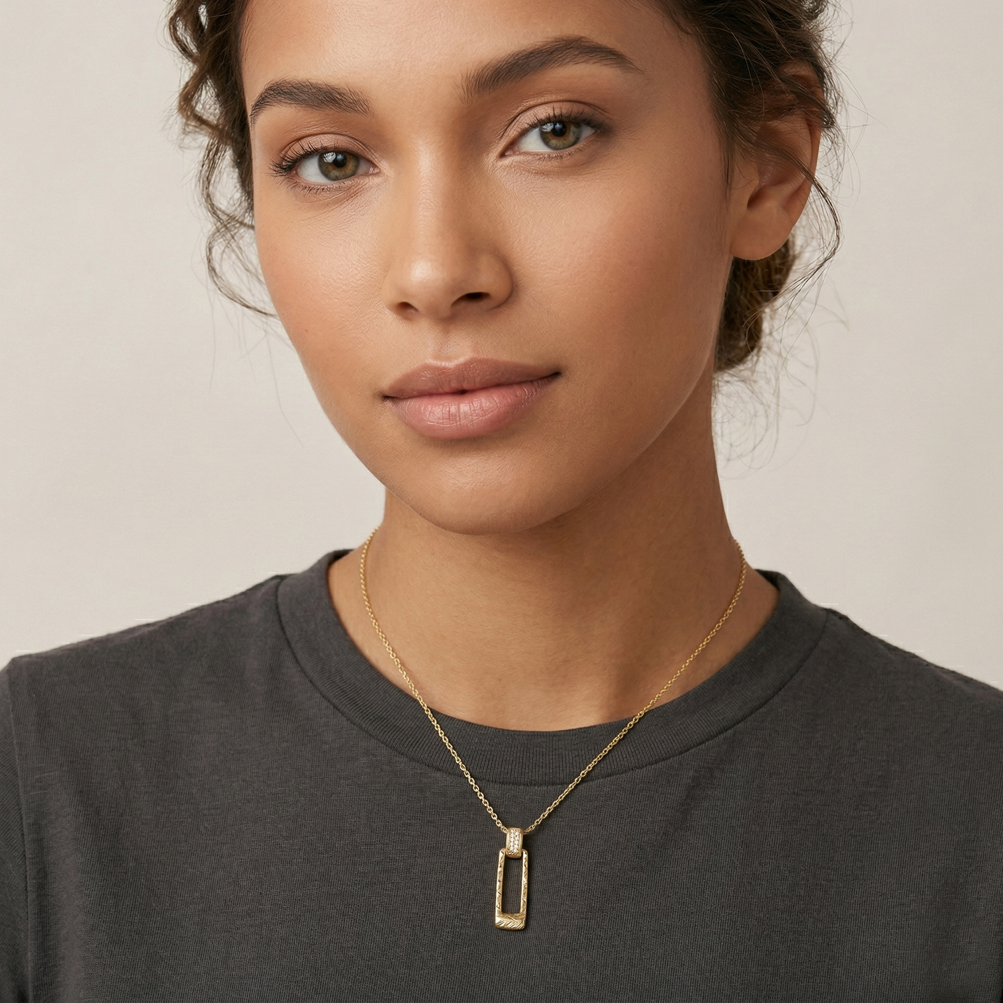 תליון זהב 14K משובץ יהלומים בעיצוב מלבני עם טקסטורה