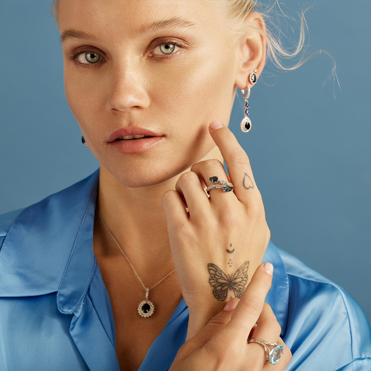 עגיל זהב בשיבוץ טיפות ספירים ויהלומים