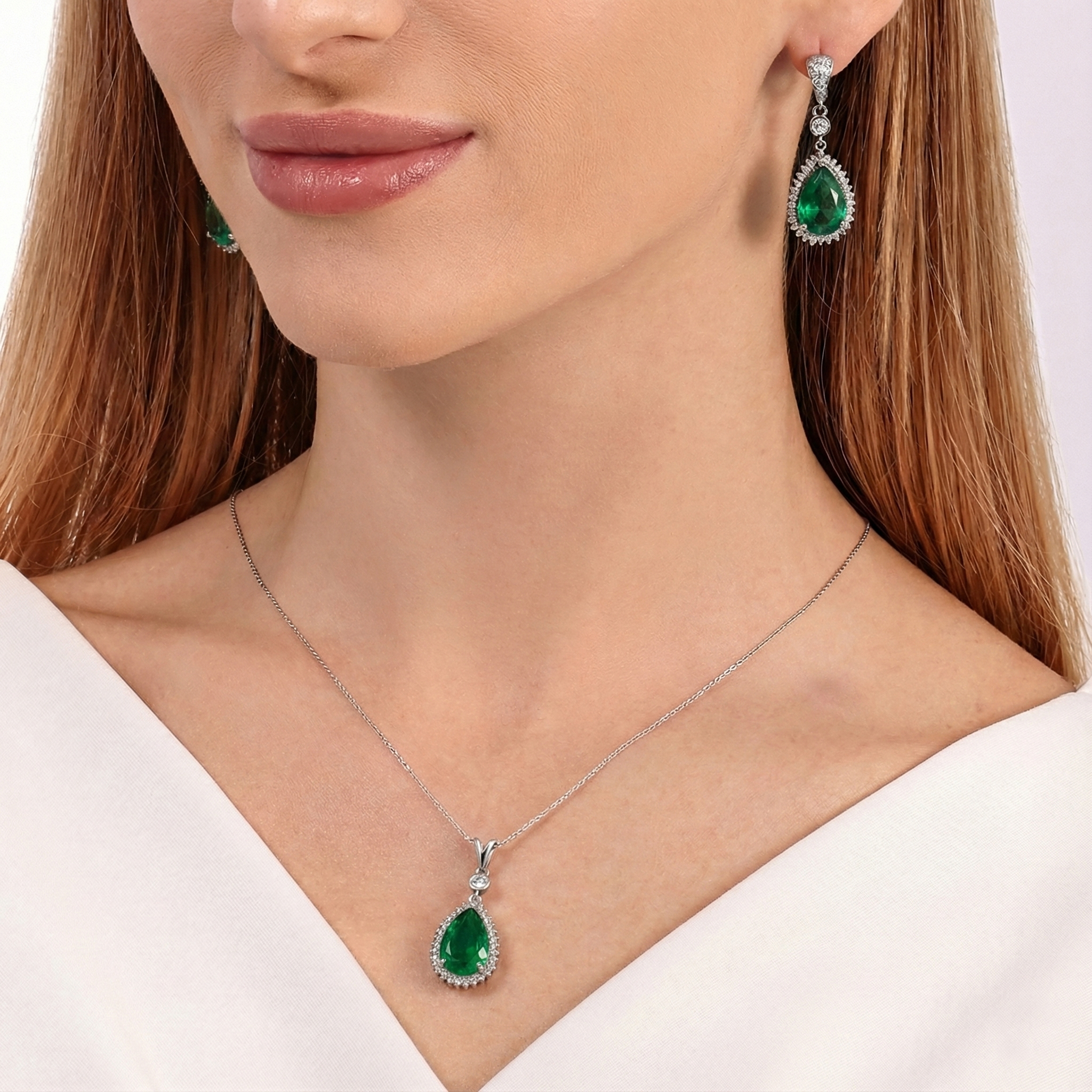 תליון אמרלד מעבדה ויהלומי מעבדה בזהב 14K בעיצוב טיפה קלאסי