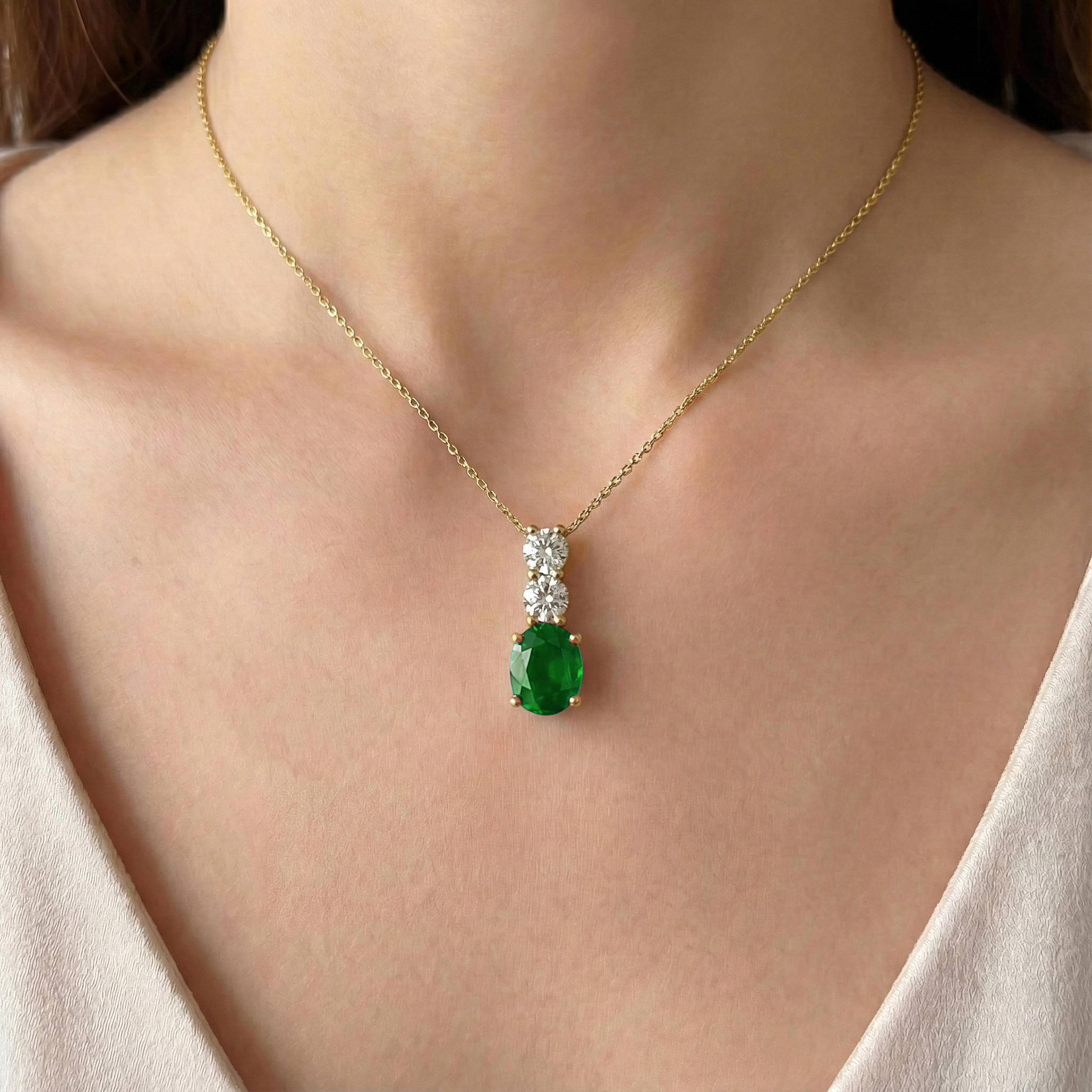 תליון Nola בזהב 14K בעיצוב טיפה עם אמרלד ויהלומי מעבדה
