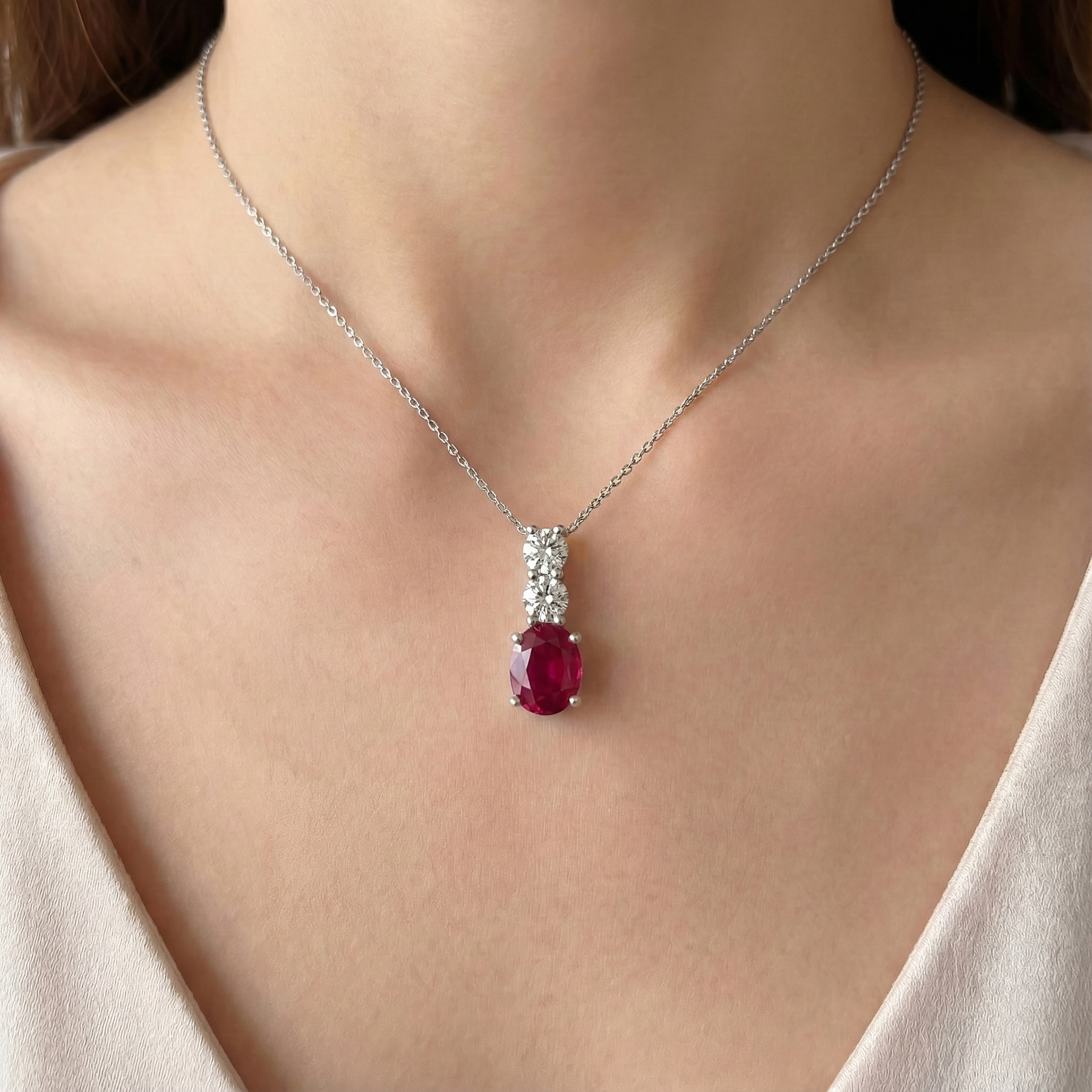 תליון Nola בזהב לבן 14K בעיצוב אנכי עם רובי ויהלומי מעבדה.