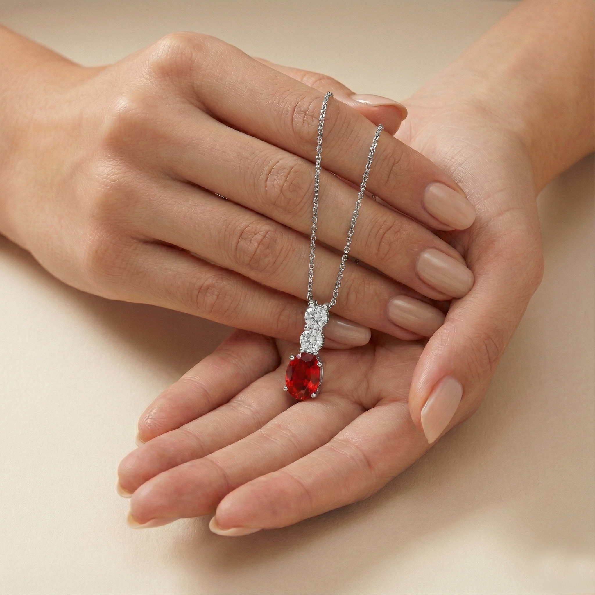 תליון Nola בזהב לבן 14K בעיצוב אנכי עם רובי ויהלומי מעבדה.