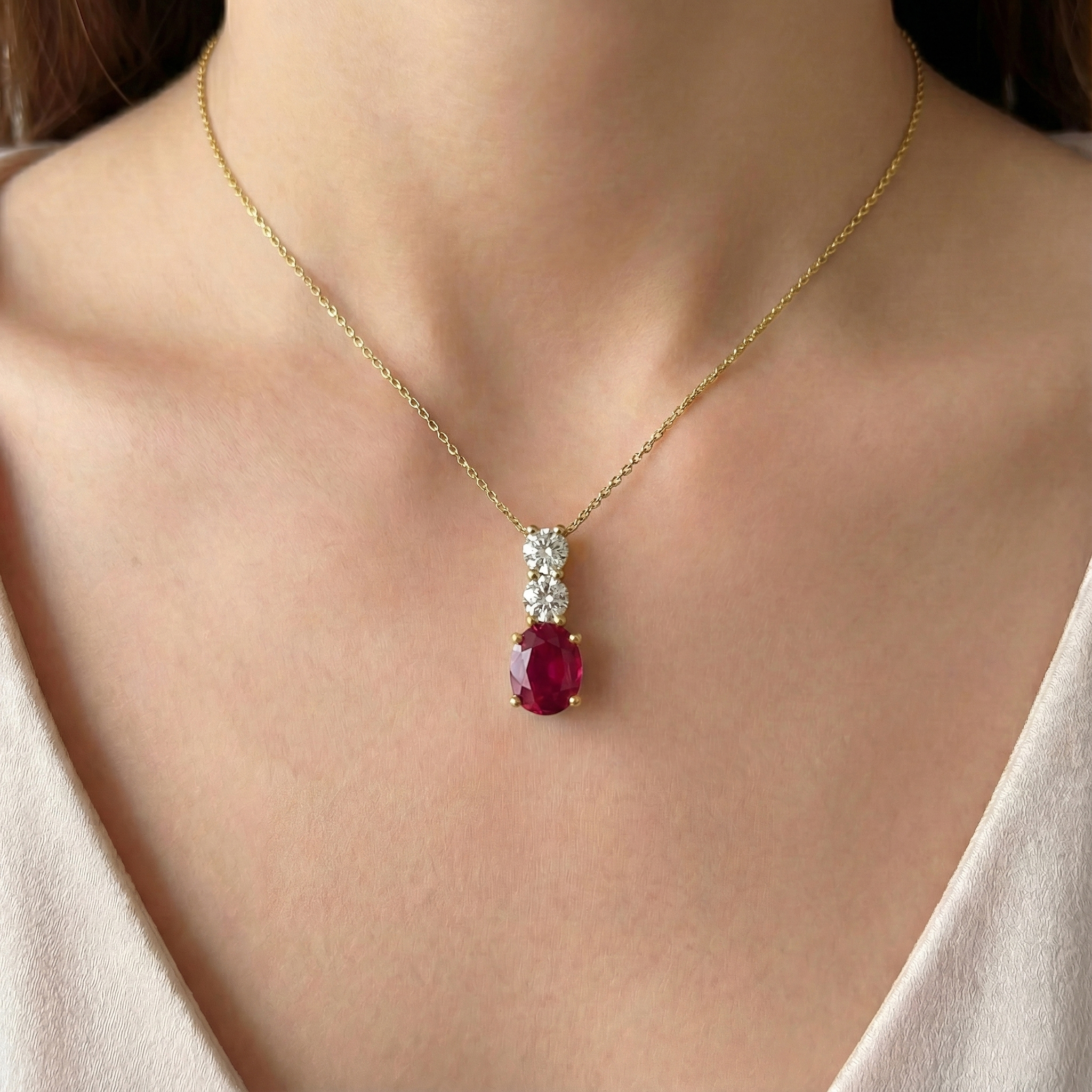 תליון Nola בזהב 14K בעיצוב אנכי עם רובי ויהלומי מעבדה.