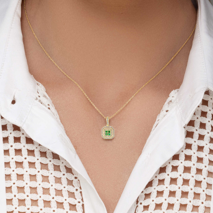 תליון זהב מסדרת החושן בשיבוץ אבני גרנט ירוקות