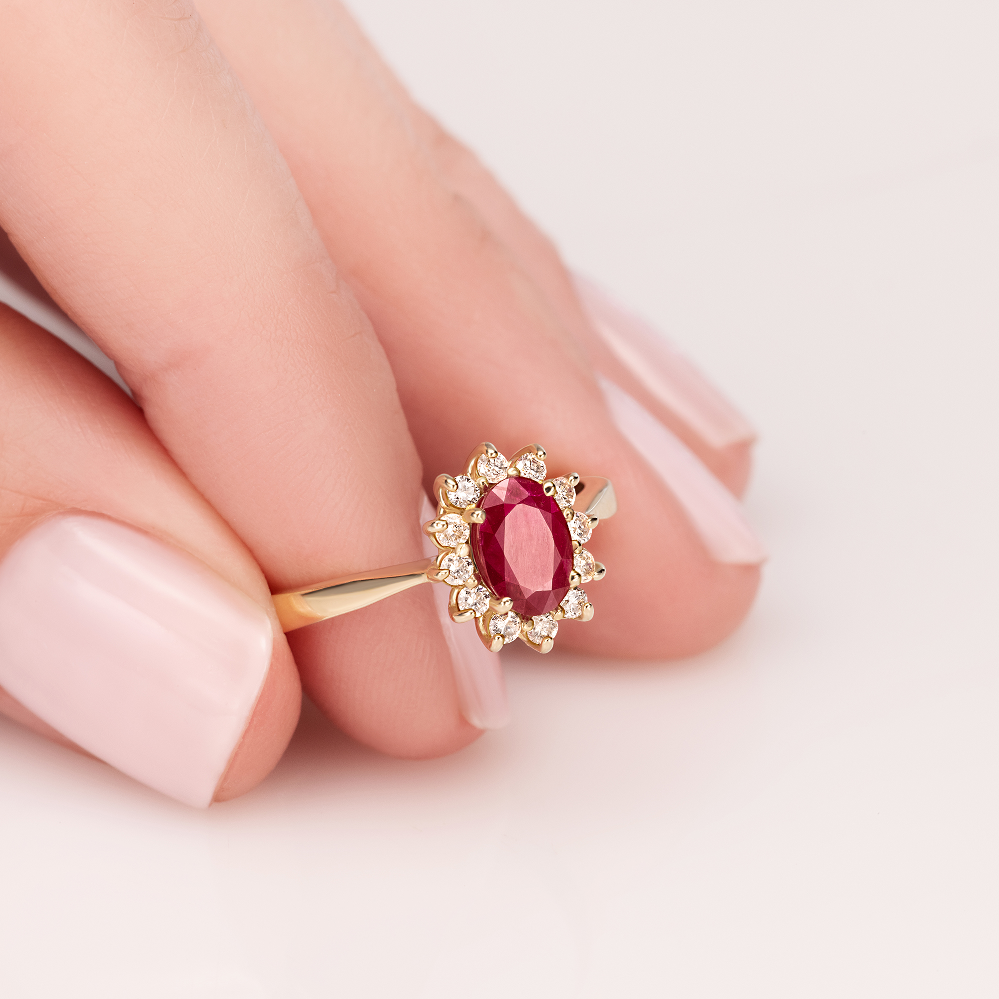 טבעת זהב משובצת אבן רובי מוקפת יהלומים