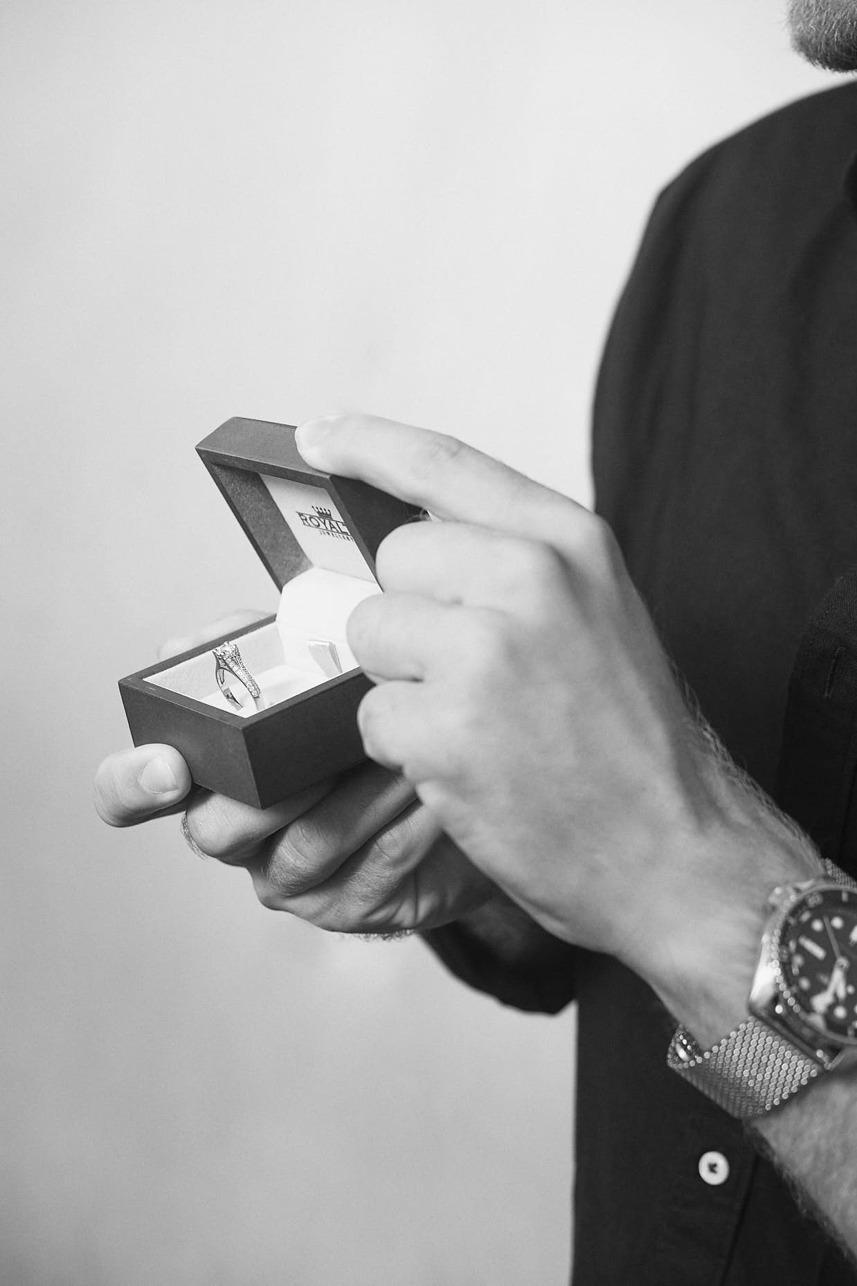 טבעת סוליטר משובצת יהלום מרשים!