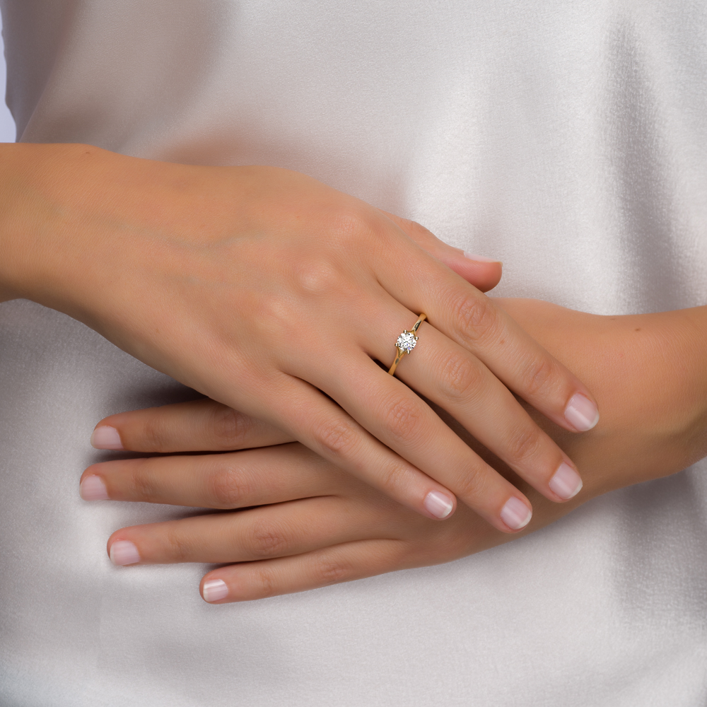 טבעת זהב סוליטר משובצת ביהלום במשקל כחצי קראט