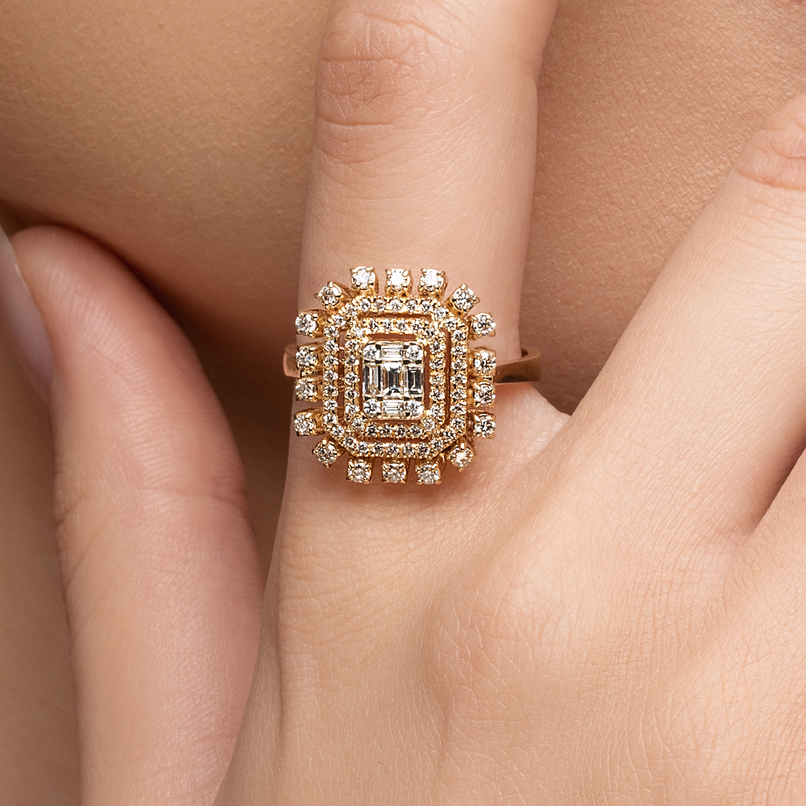 טבעת זהב עם ראש מרובע משובץ יהלומים