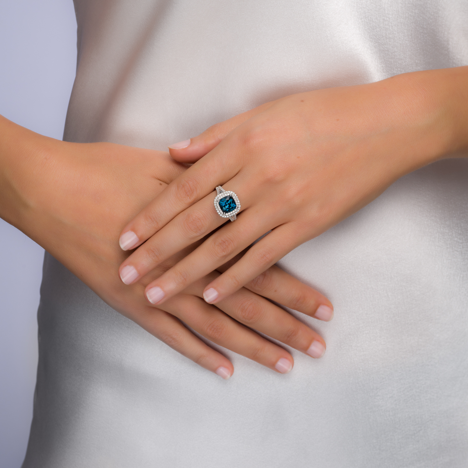 טבעת זהב משובצת אבן בלו לונדון